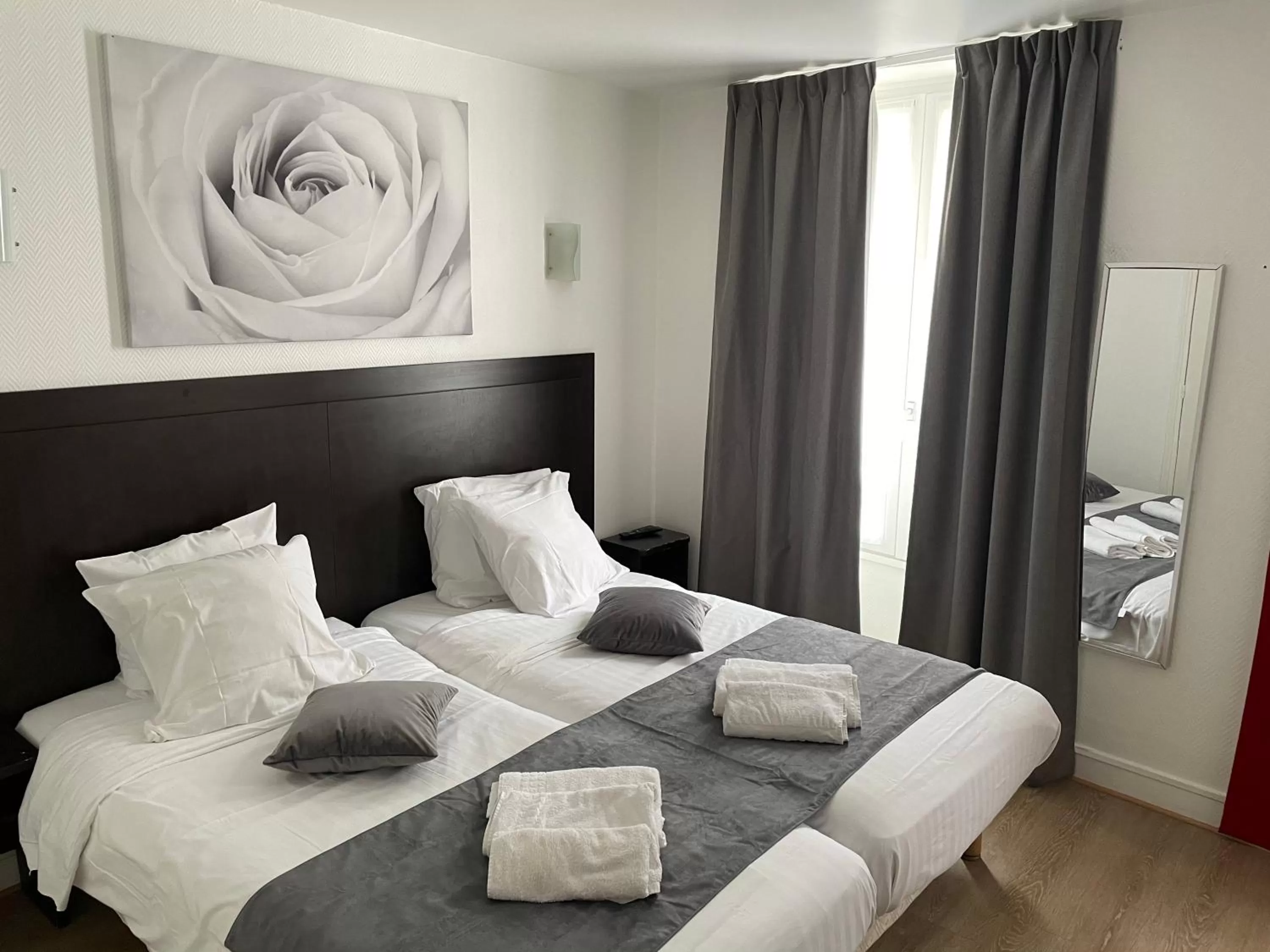 Twin Room - single occupancy in Hôtel de Bordeaux
