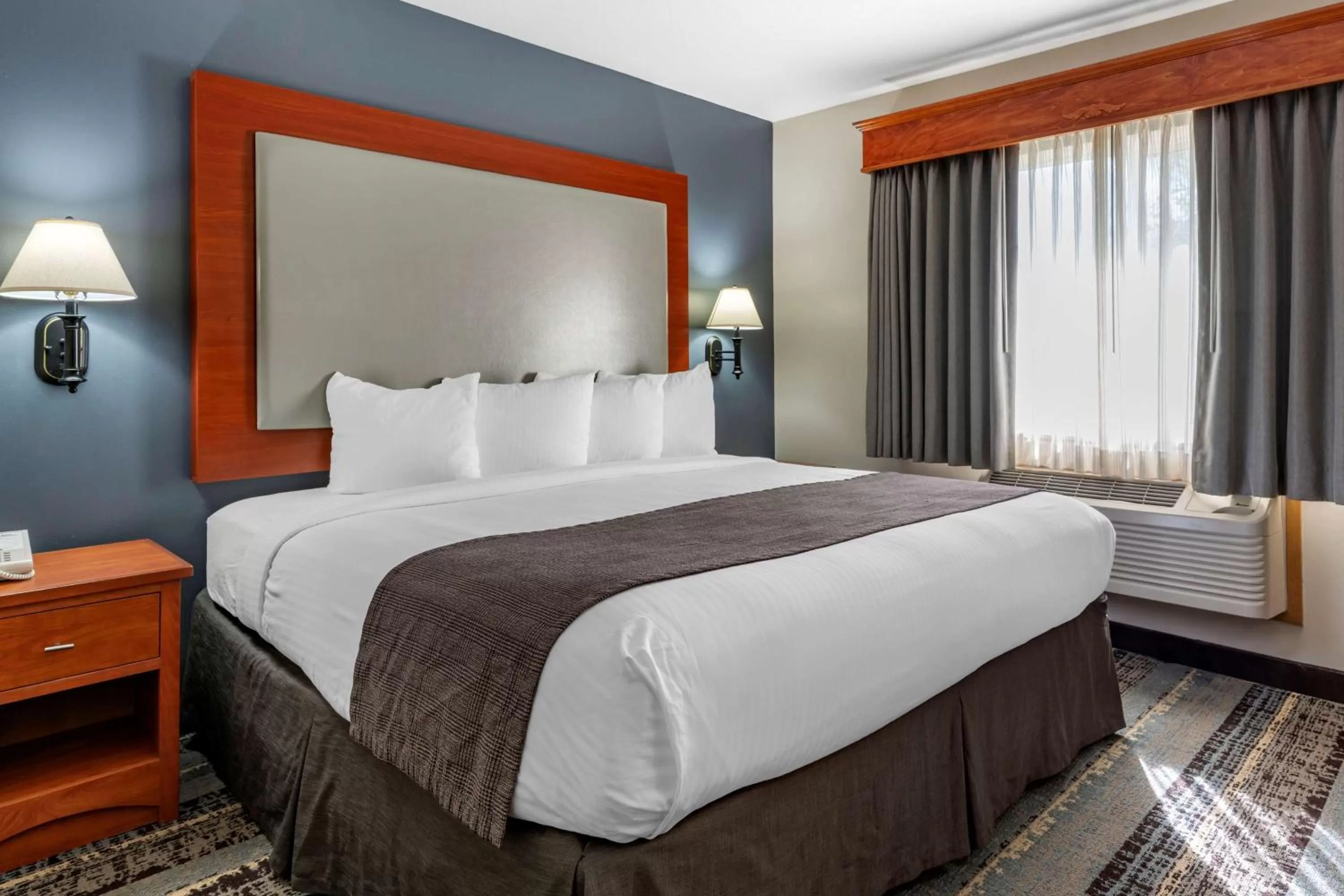 King Room with Whirlpool in Best Western Newberg Inn