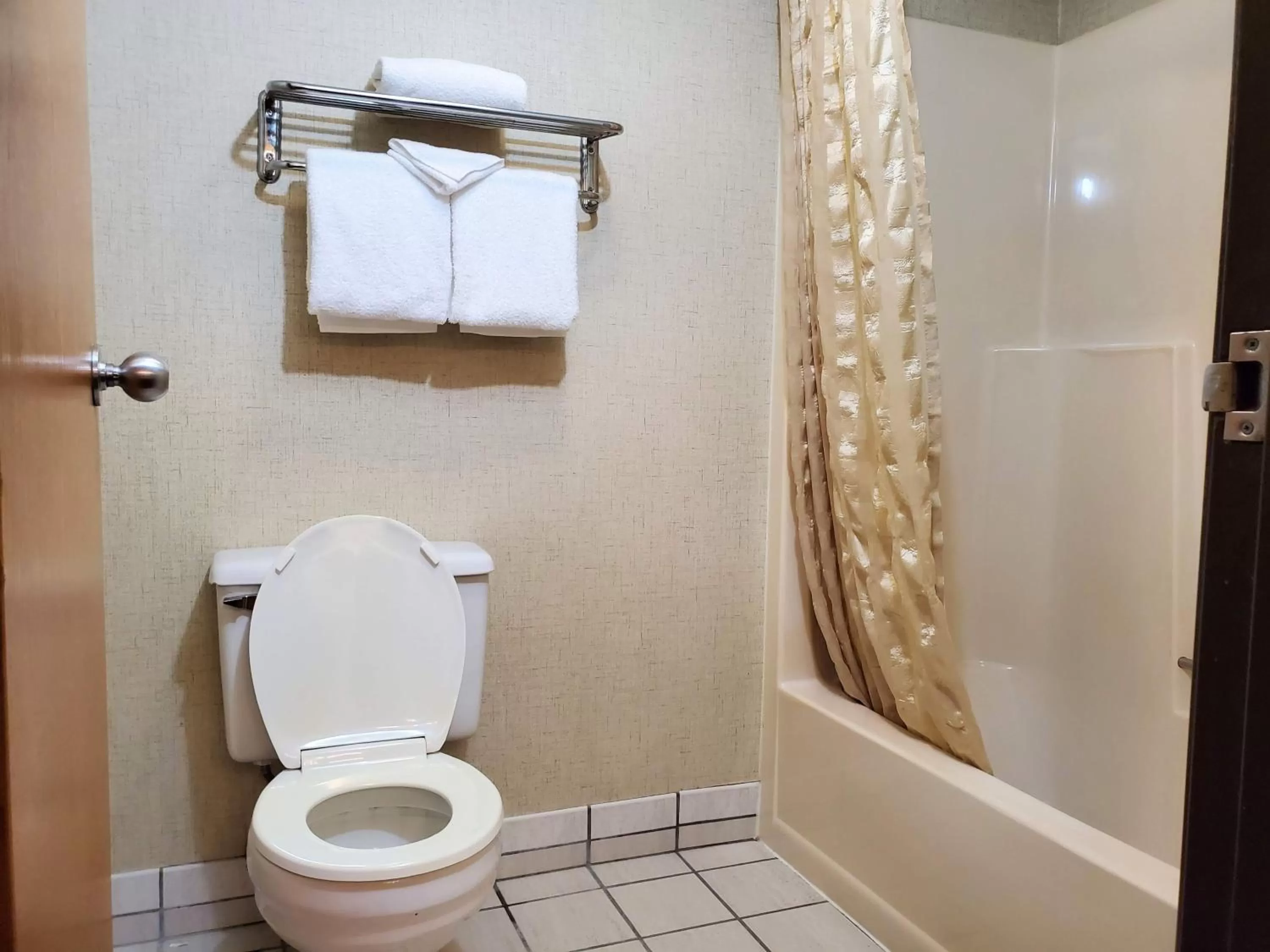 Queen Room with Two Queen Beds in Ramkota Hotel - Pierre