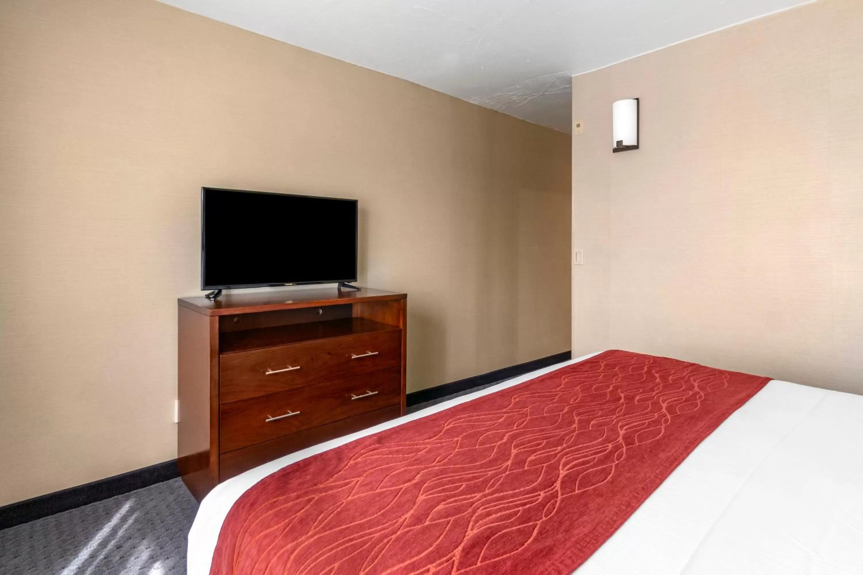 King Suite in Comfort Inn Kent - Seattle