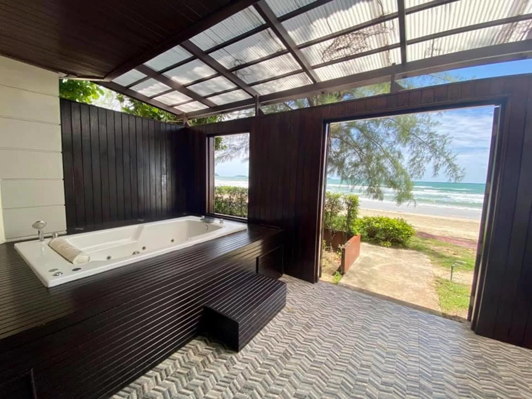 Deluxe Jacuzzi Room with Sea View in Klong Prao Resort