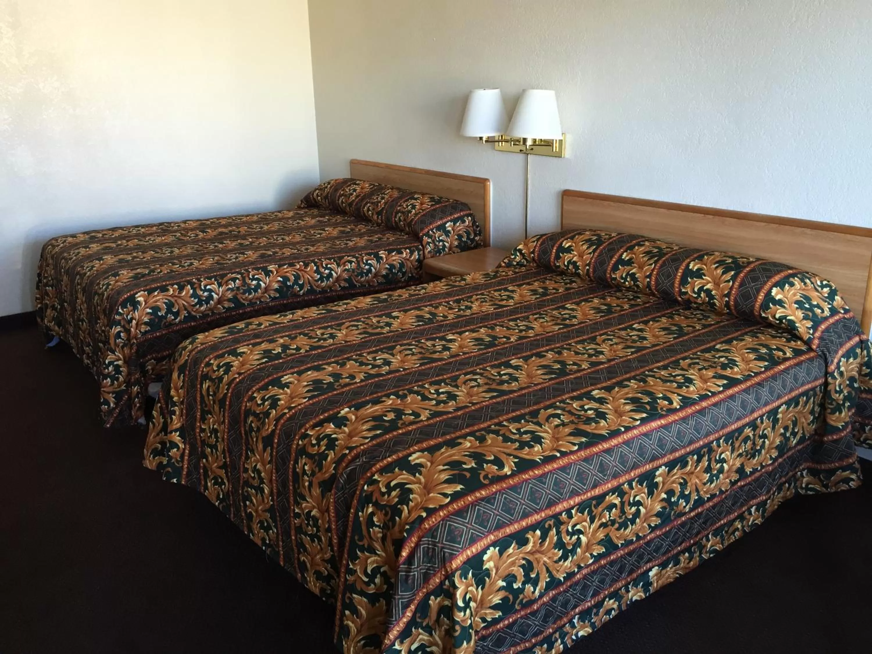 Queen Room with Two Queen Beds in EZ 8 Motel Airporter