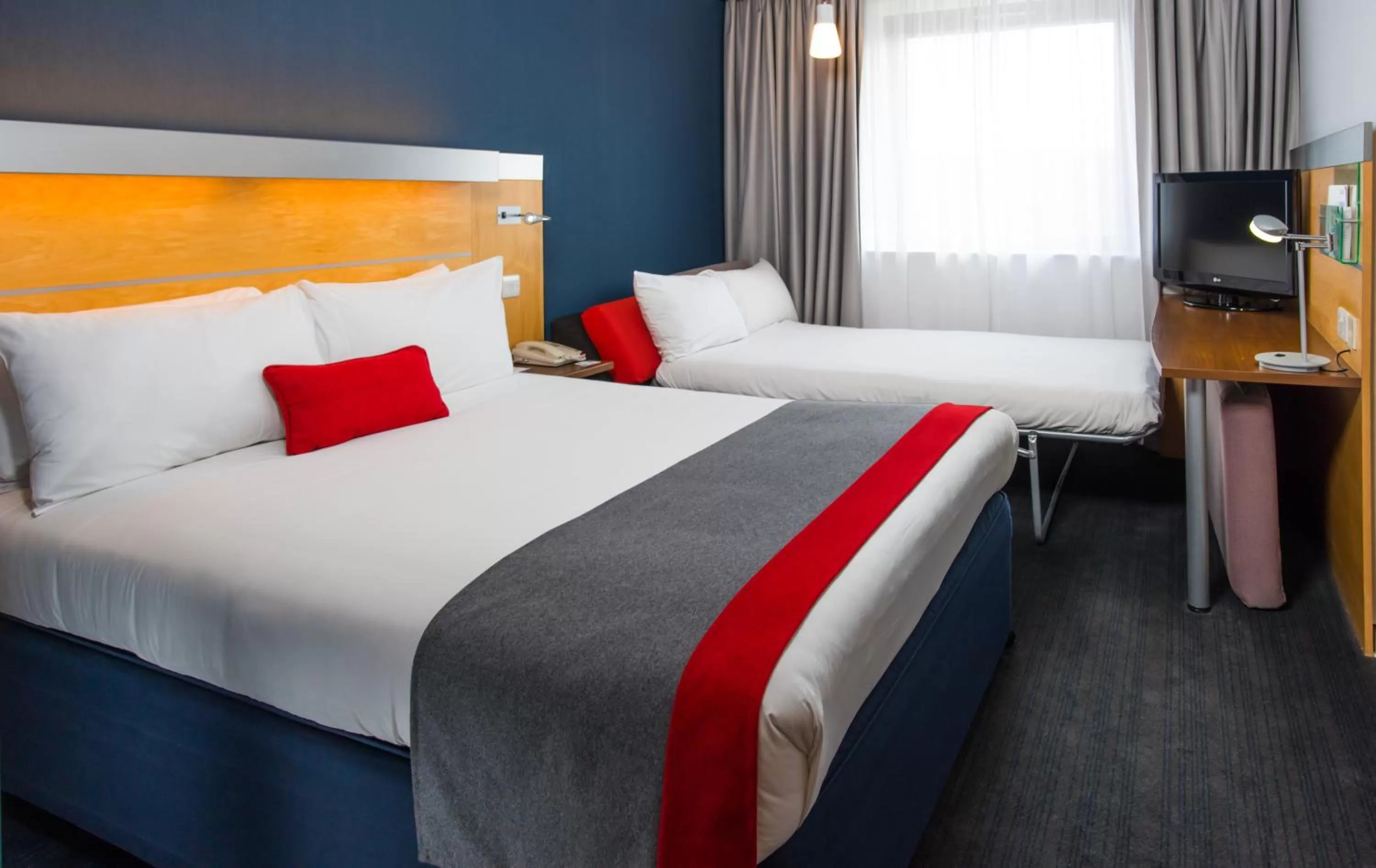 Standard Double Room with Sofa Bed and Free Hot Breakfast in Holiday Inn Express Hemel Hempstead by IHG