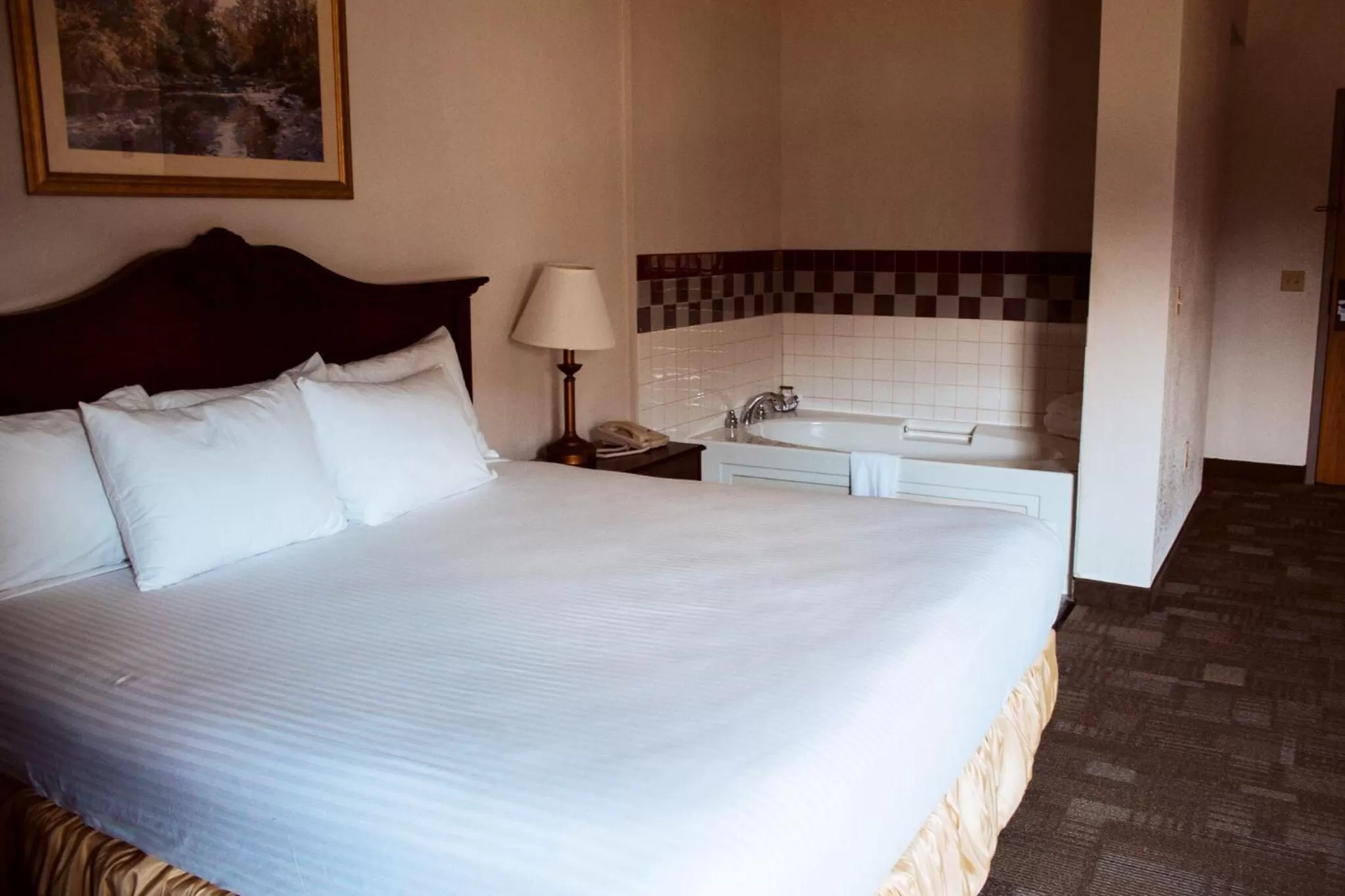 King Suite with Spa Bath in Americas Best Value Inn-Fredonia