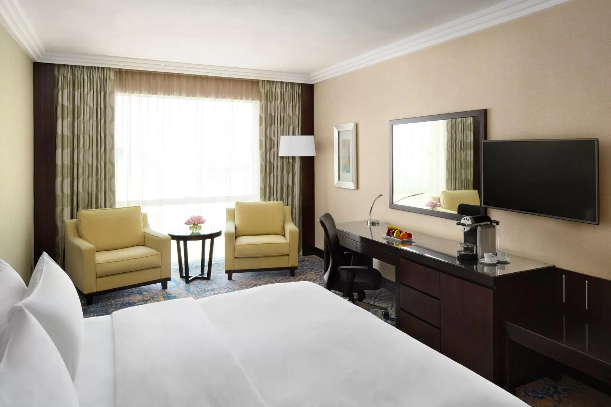 Standard King Room with Lounge Access in Crowne Plaza Jeddah by IHG