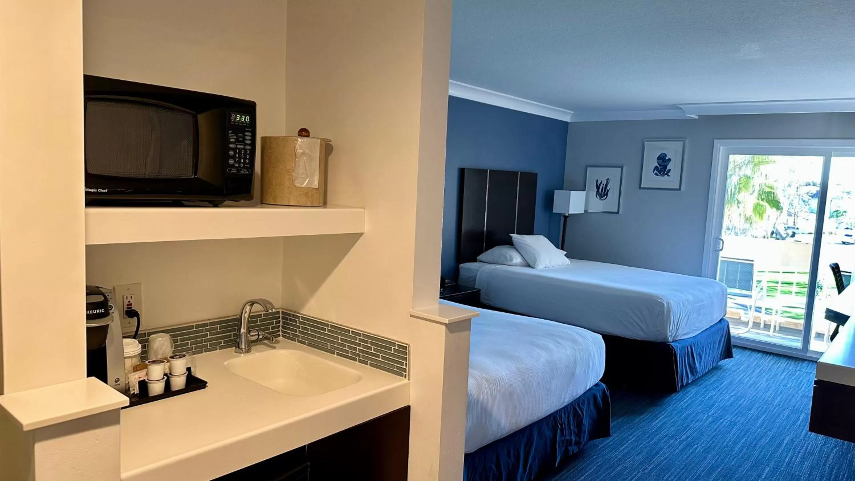  Executive Two Queen Jacuzzi Room with Balcony in The Pacific Inn