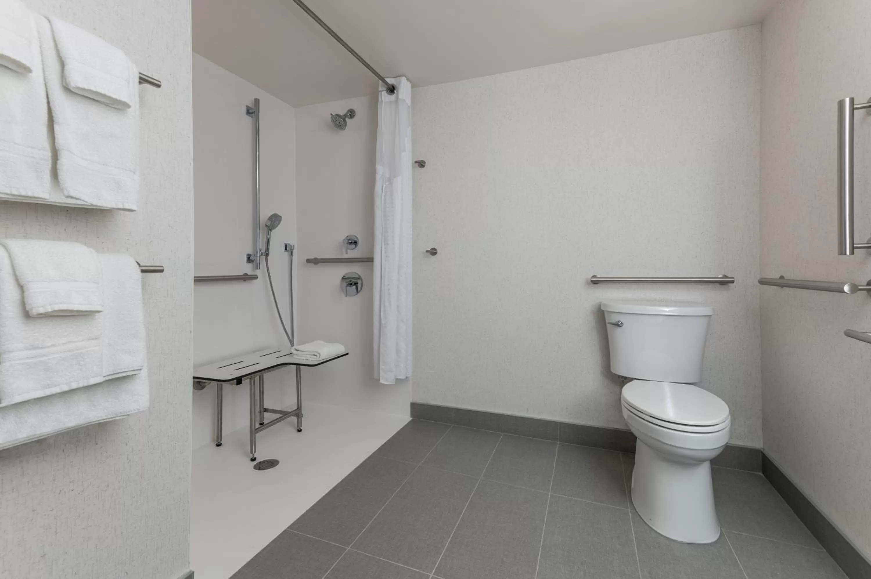 King Bed WC accessible - Pet Friendly in Holiday Inn Kingston - Waterfront by IHG