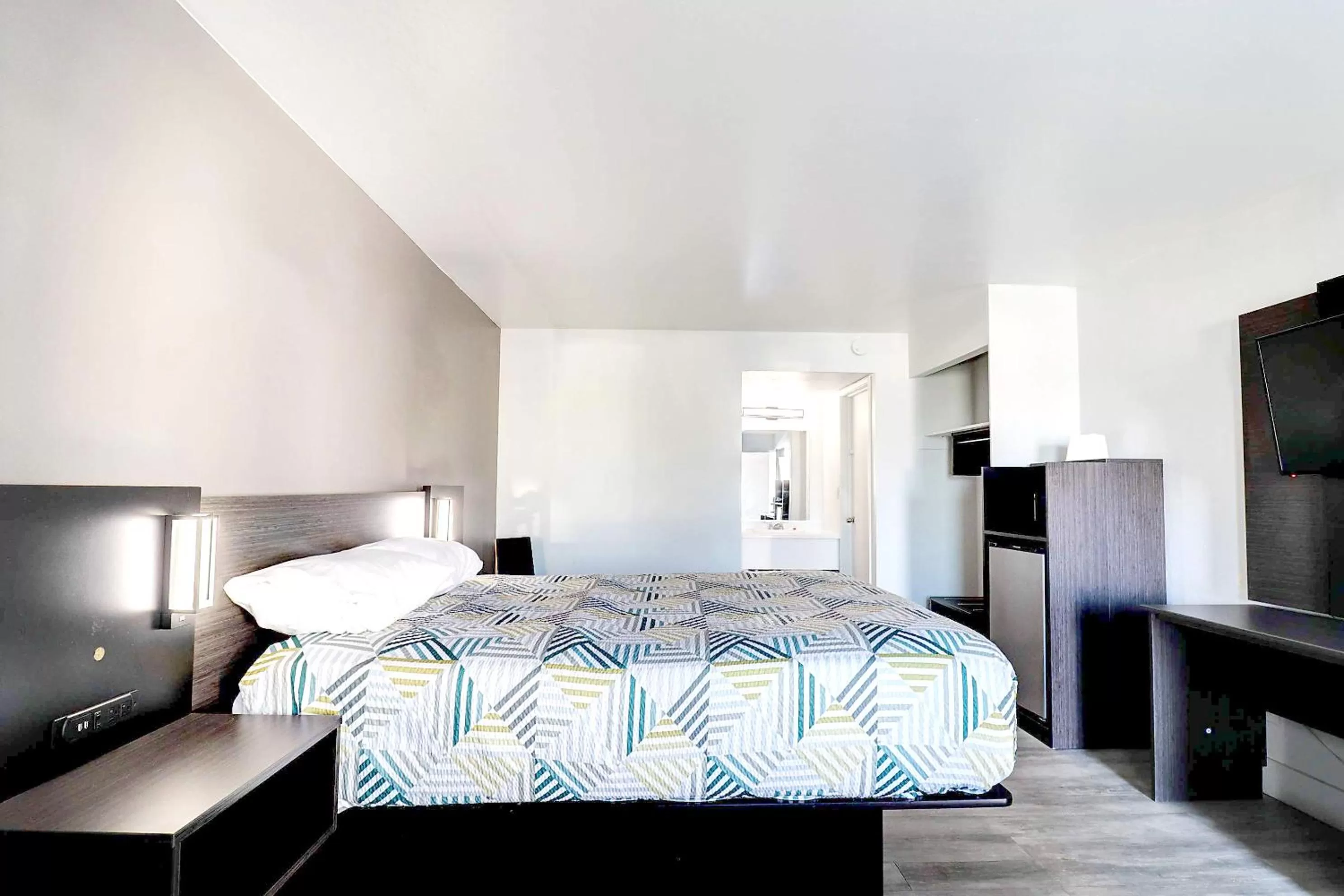 Standard King Room - Non-Smoking  in Motel 6 Tucson, AZ - East Williams Center