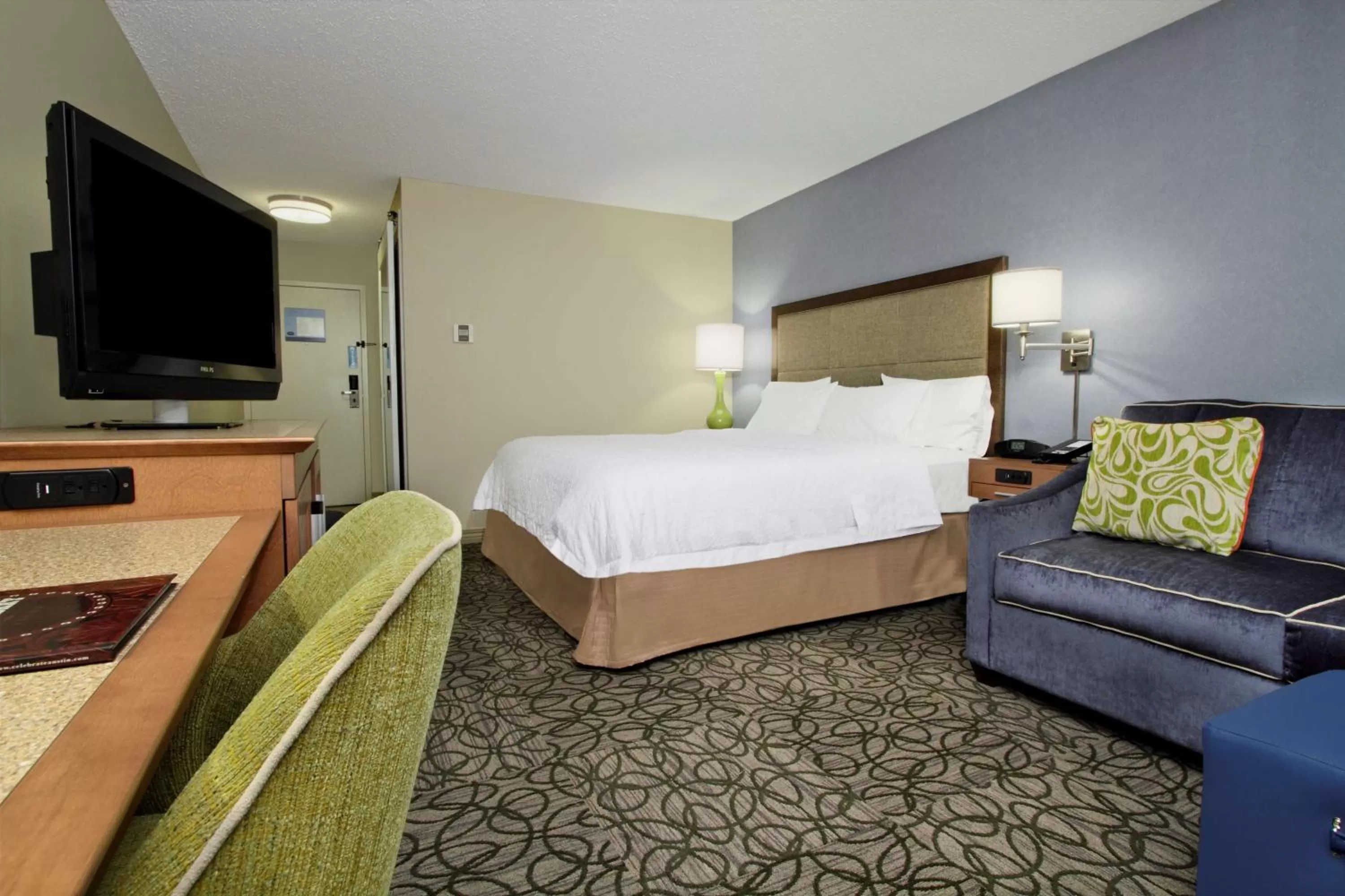 King Study Room - Non-Smoking in Hampton by Hilton Austin South - I-35 & Ben White