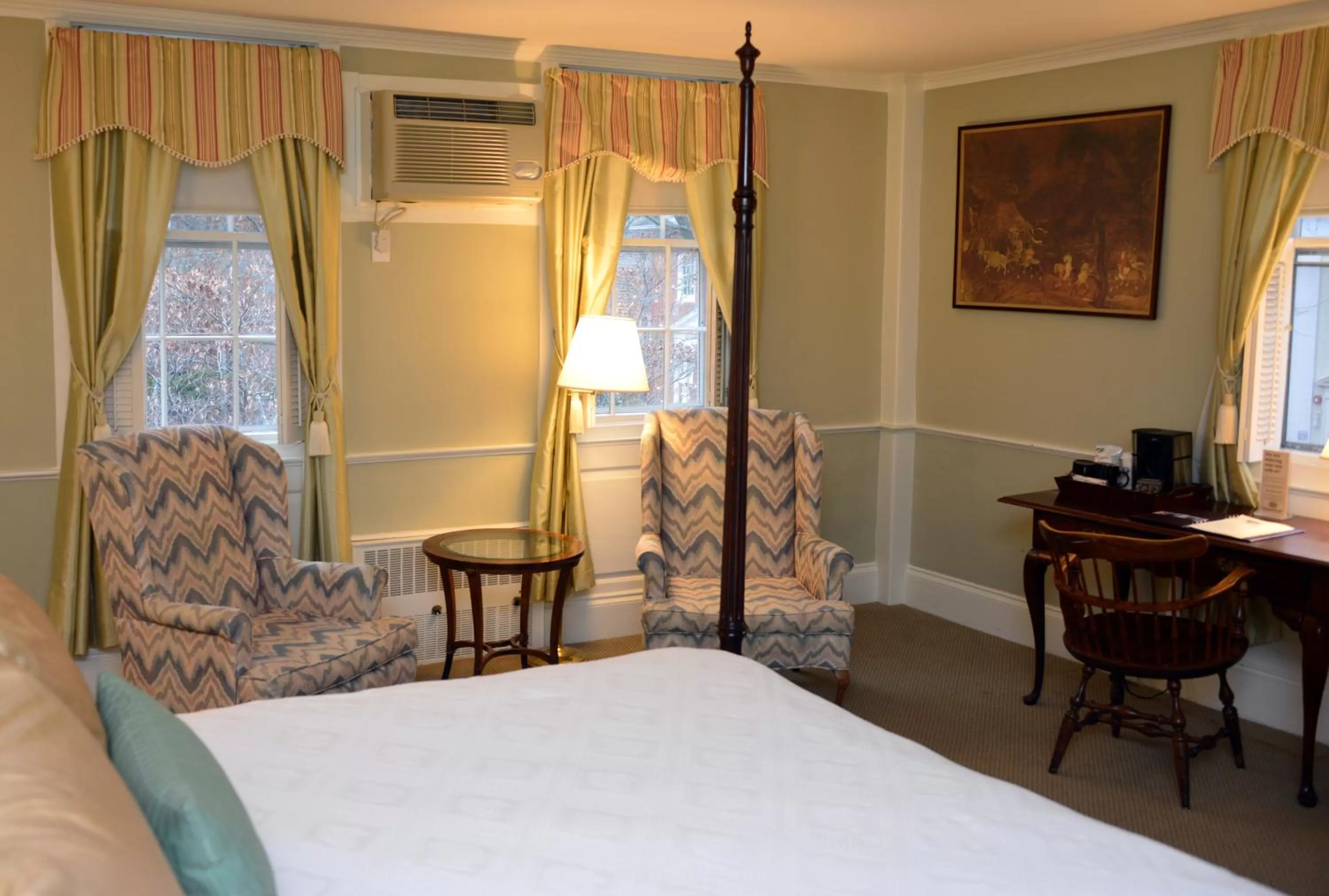 Deluxe Queen Room in Concord's Colonial Inn