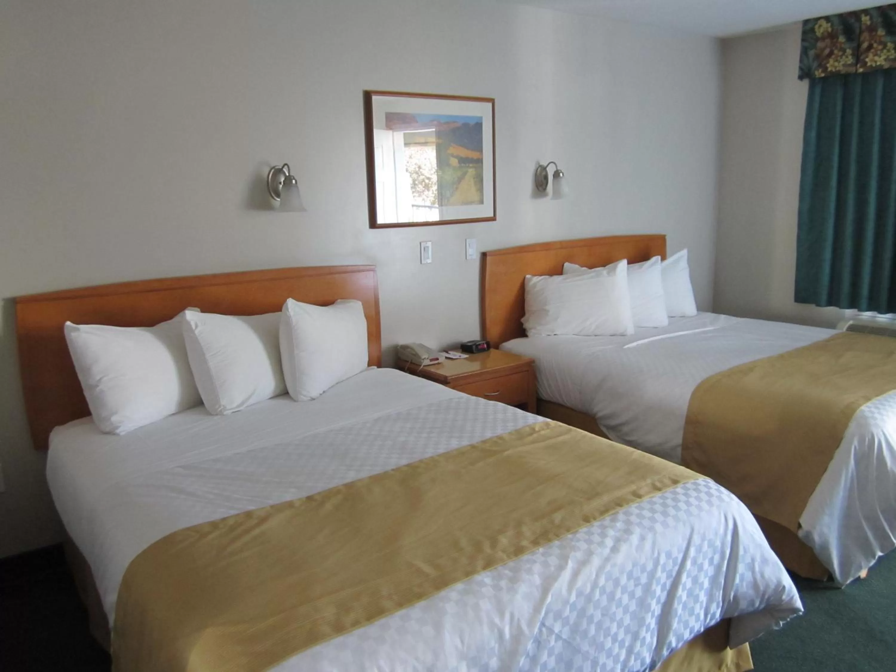 Queen Room with Two Queen Beds - Non-Smoking in Ramada Merritt