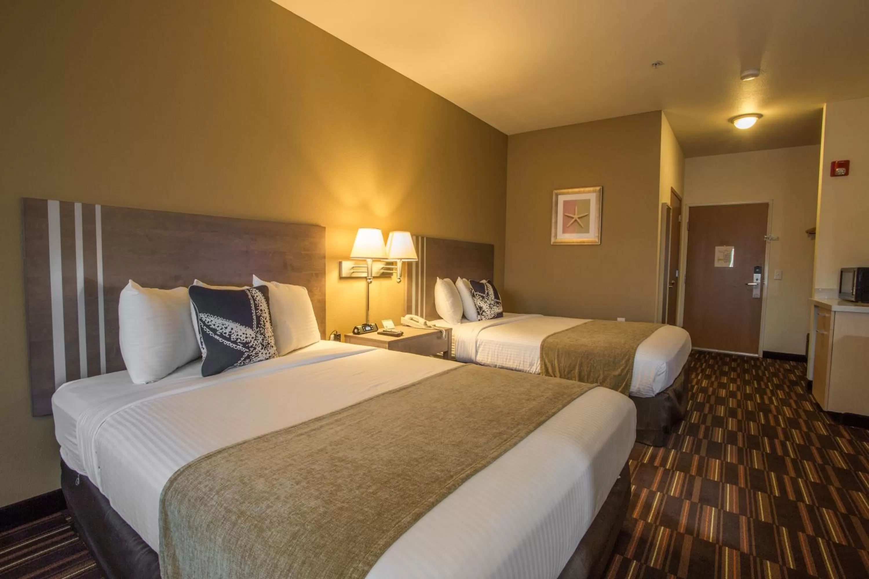 Queen Room with Balcony in Inn at Wecoma