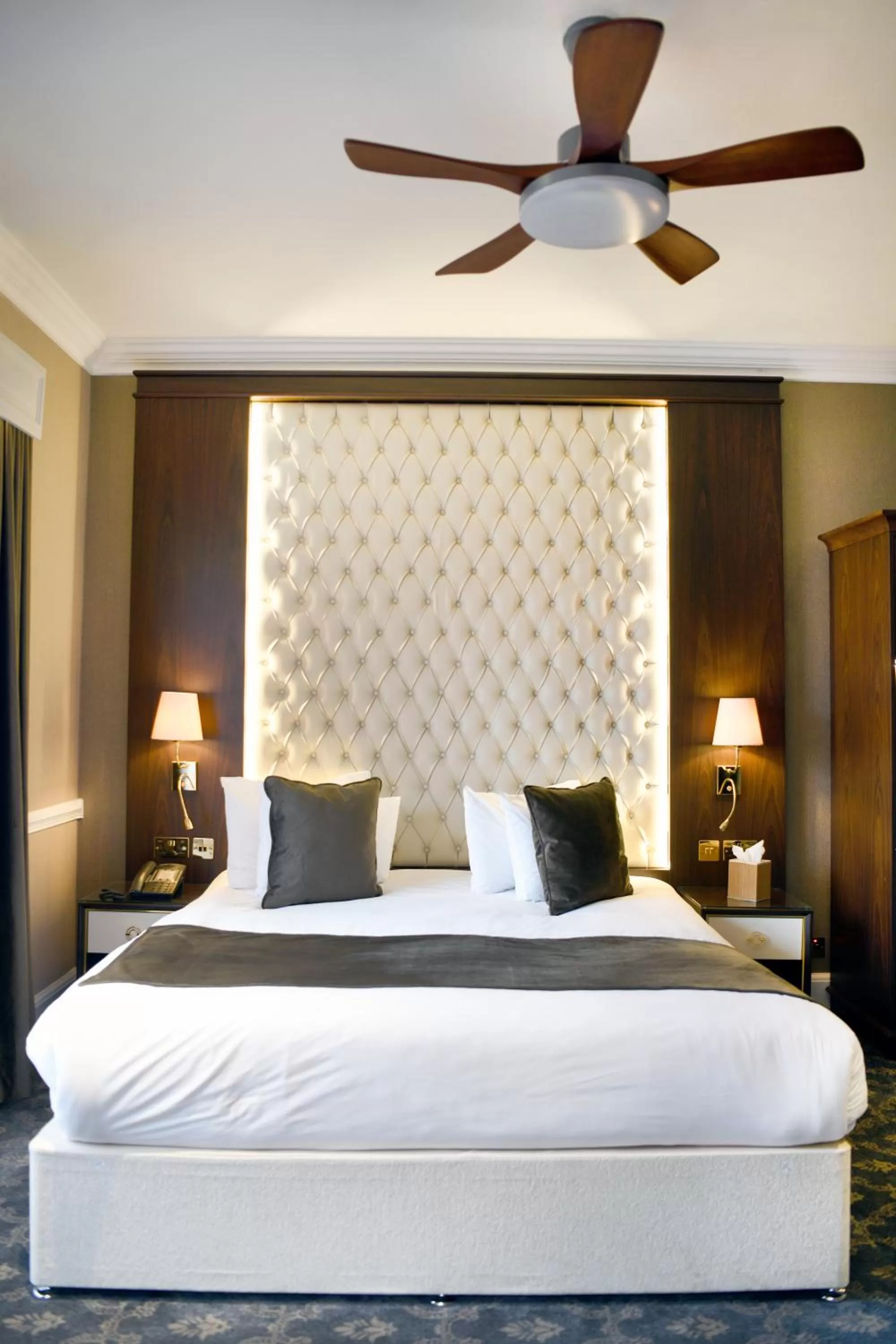 Deluxe Double Room in Warren House Hotel