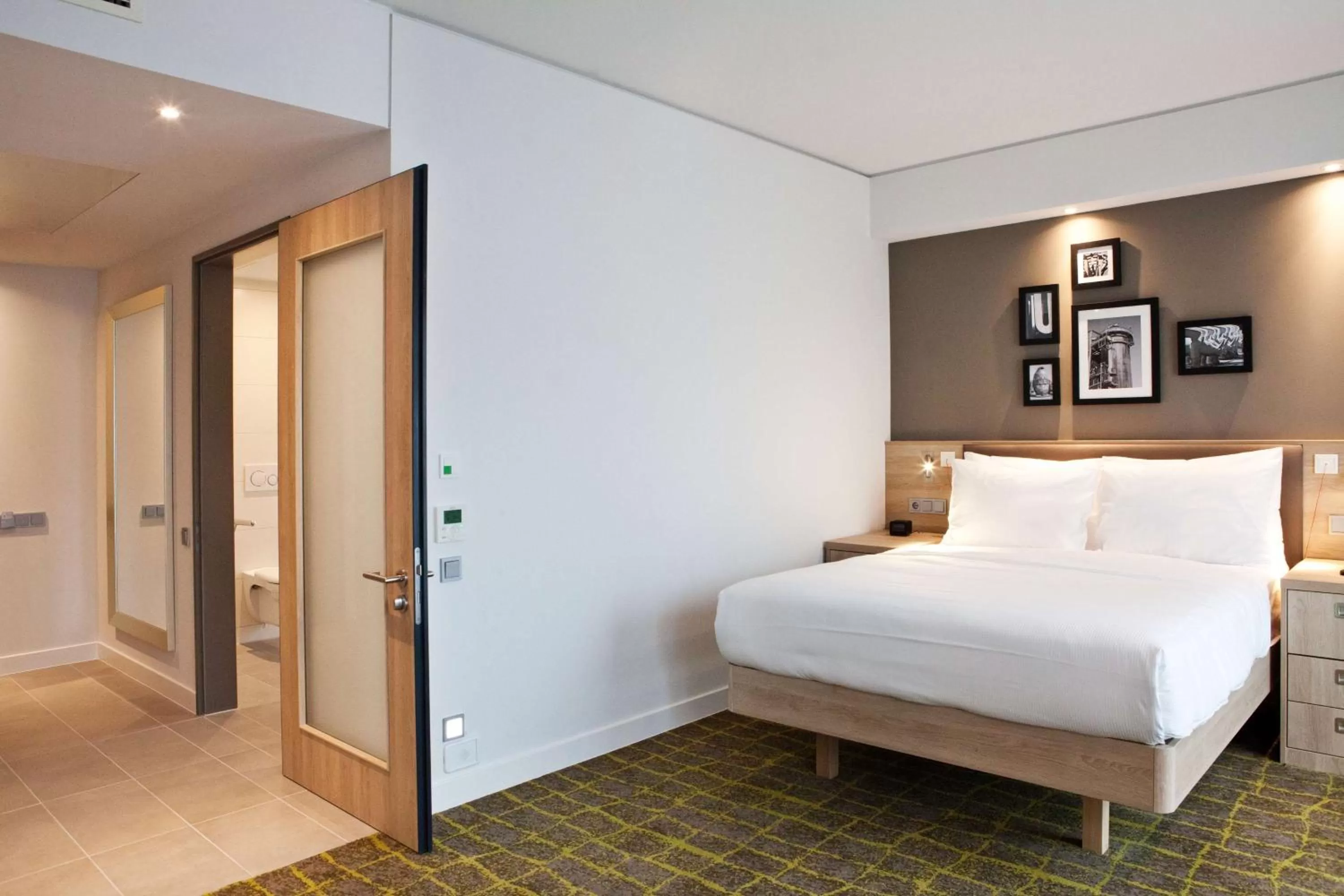 Queen Accessible Room NS in Hampton By Hilton Dortmund Phoenix See