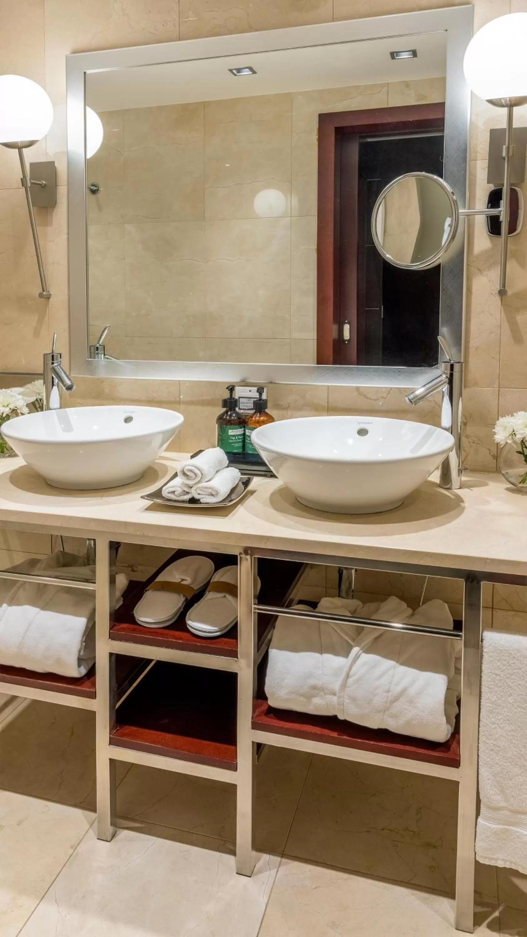 Diplomatic King Suite in Crowne Plaza Porto by IHG