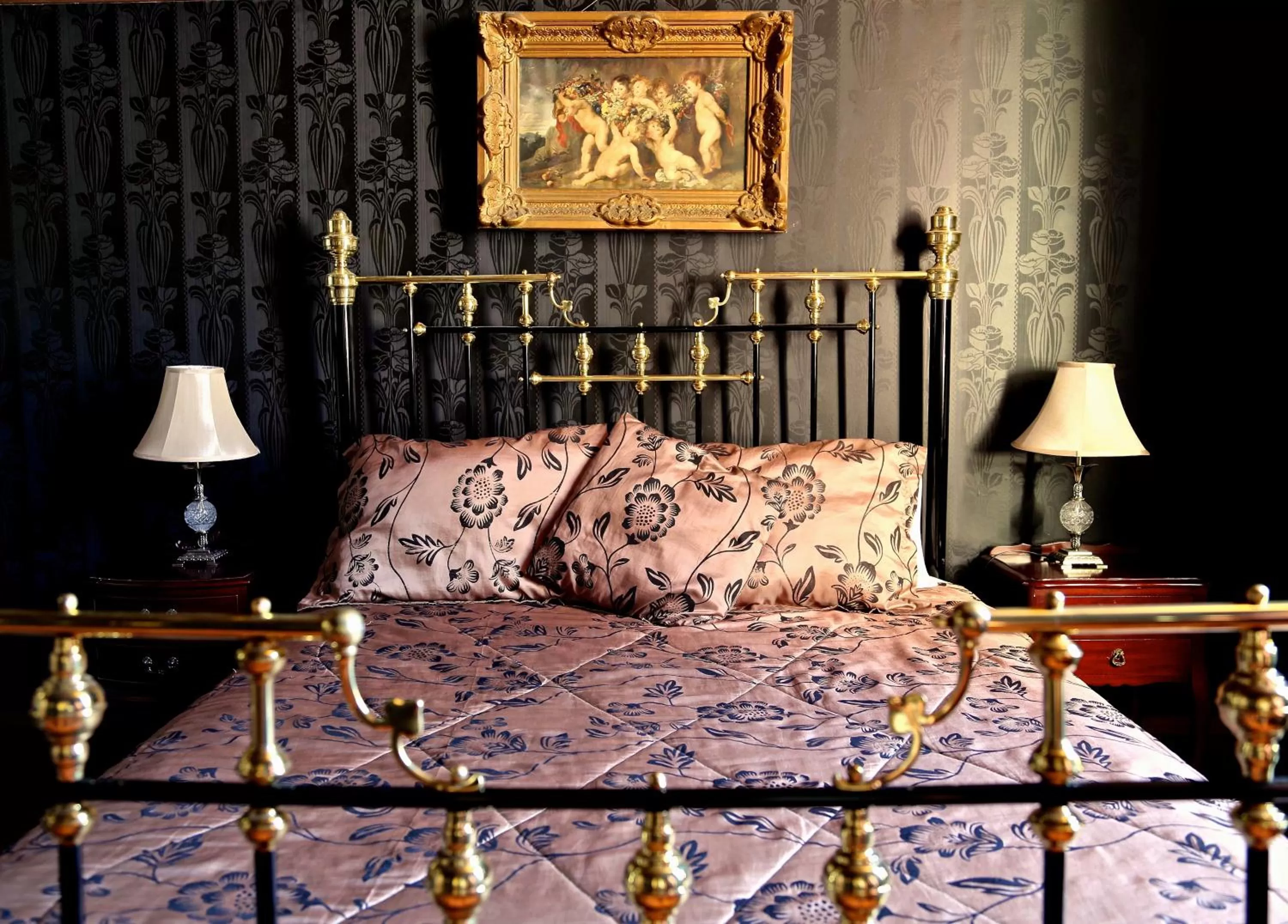 Queen Room with Shared Bathroom - 2 in Shakespeare Hotel