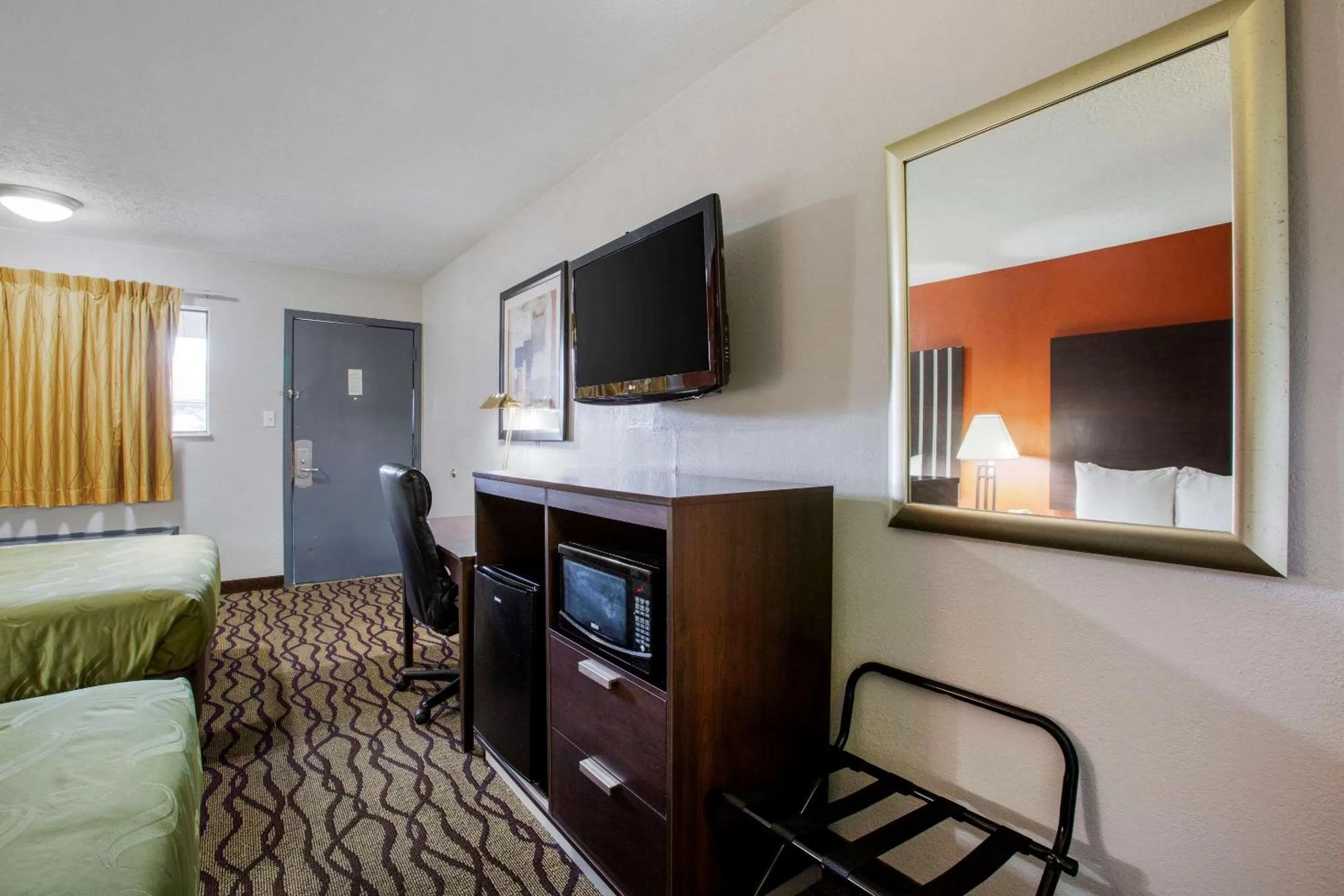 Queen Room with Two Queen Beds - Smoking in Quality Inn Columbus-East