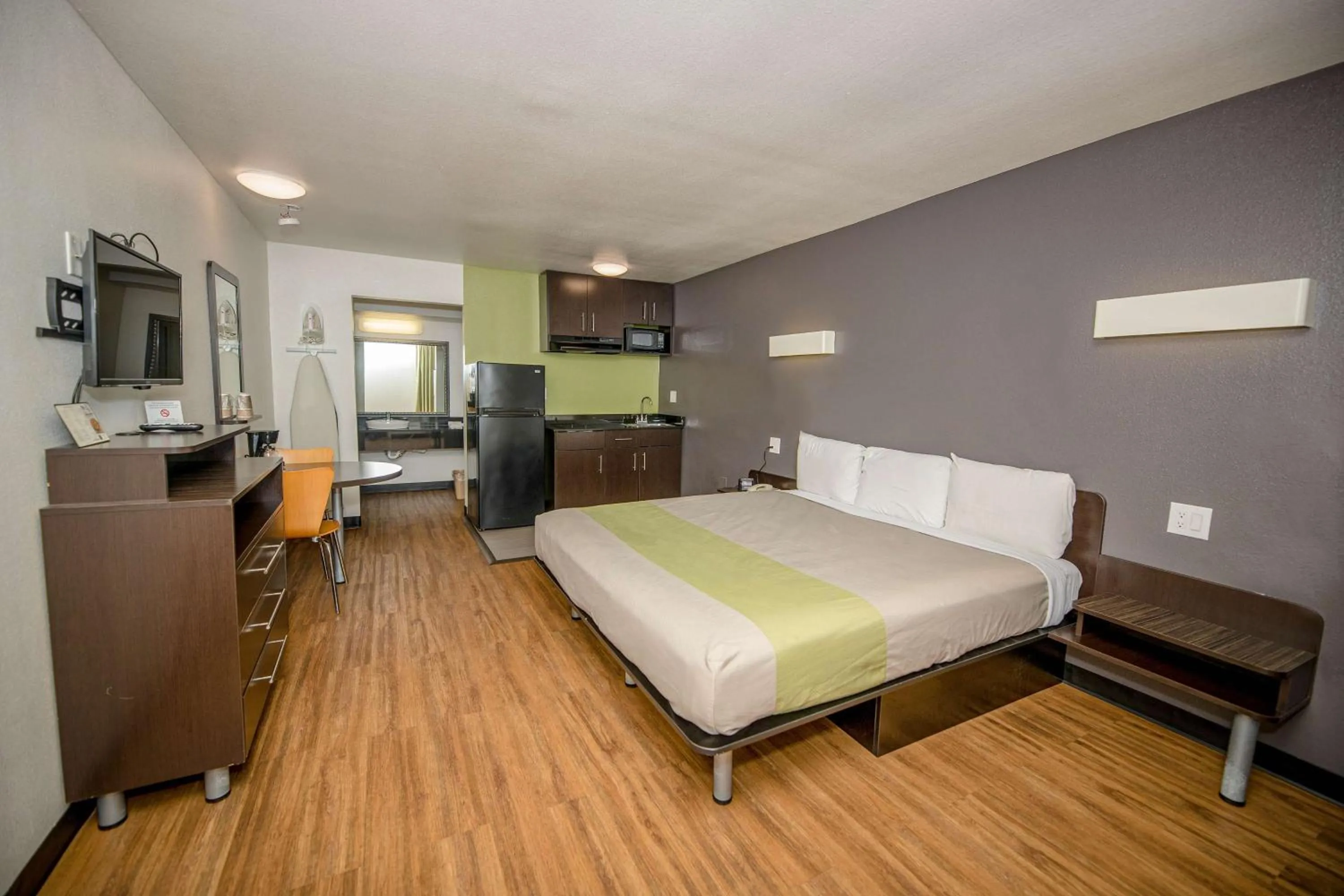 Deluxe King Room - single occupancy - Smoking in Studio 6-Tyler, TX