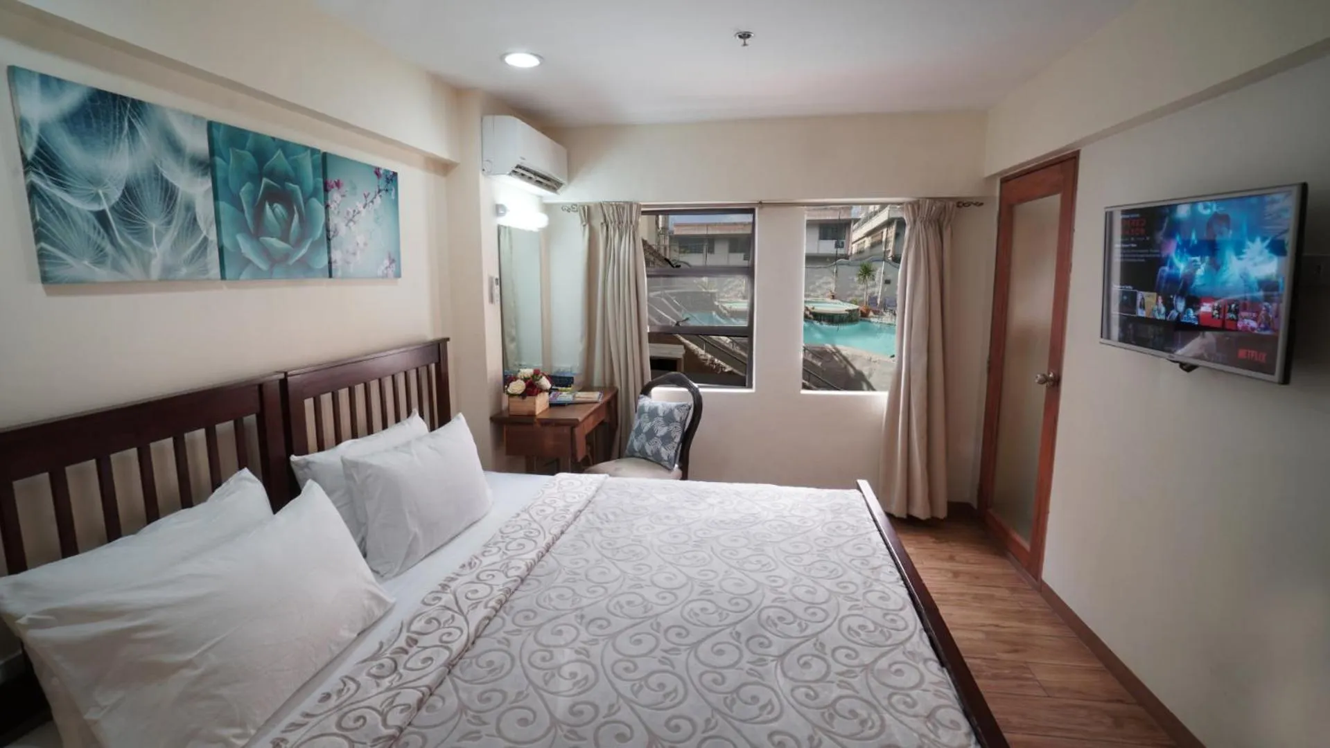 Prestige Poolside in 1775 Adriatico Suites