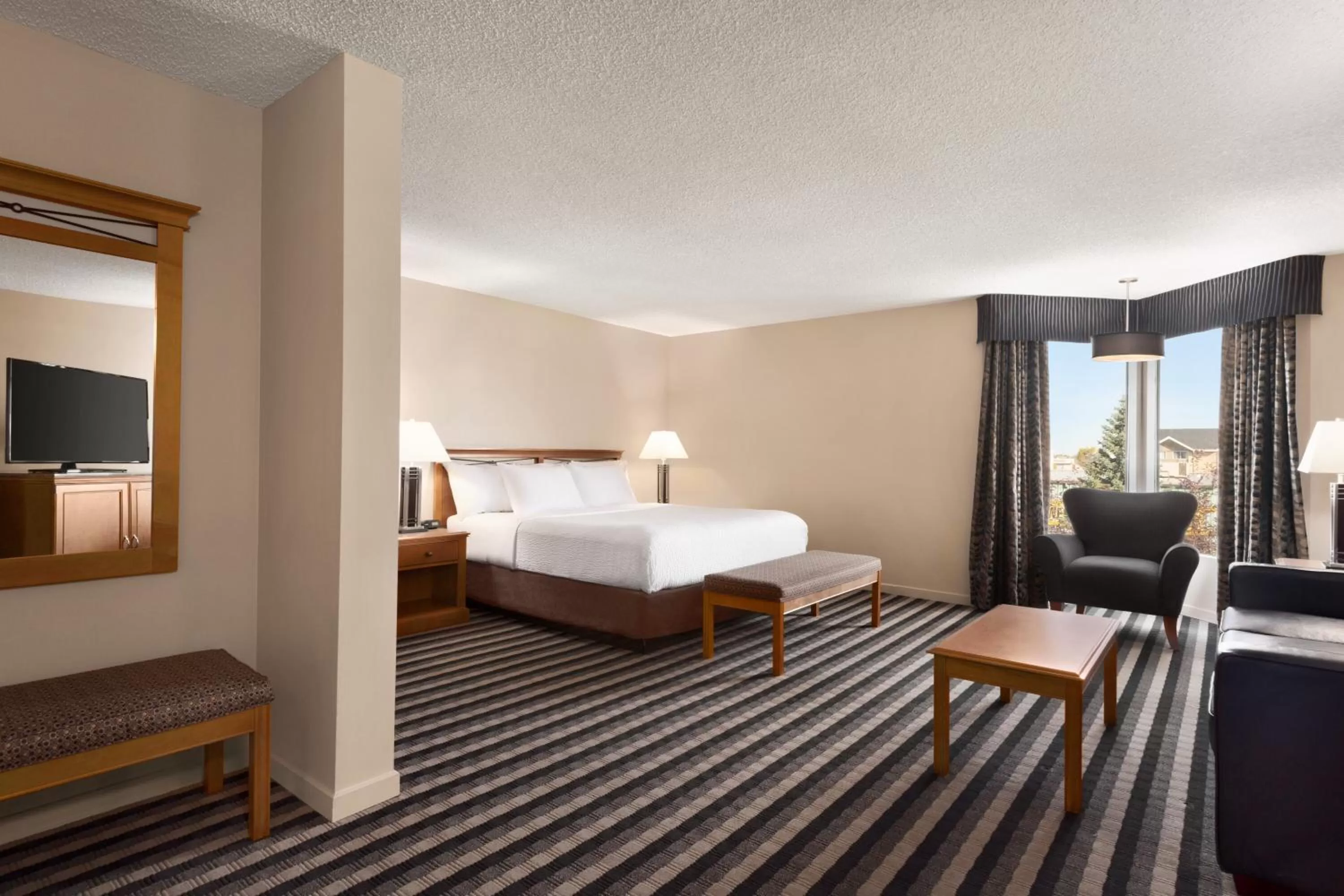 Deluxe King Room - Non-Smoking in Royal Hotel West Edmonton, Trademark Collection by Wyndham