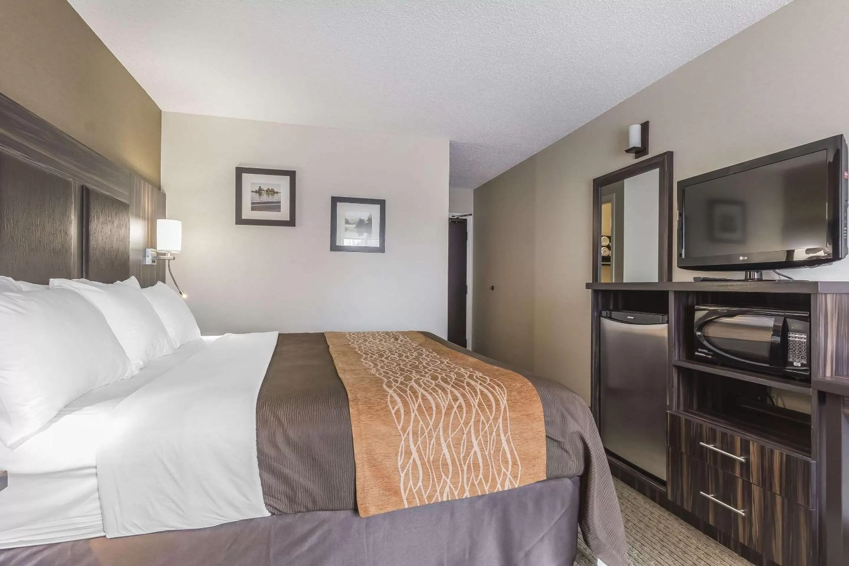 Standard King Room - Second Floor - No Pets in Comfort Inn Trenton