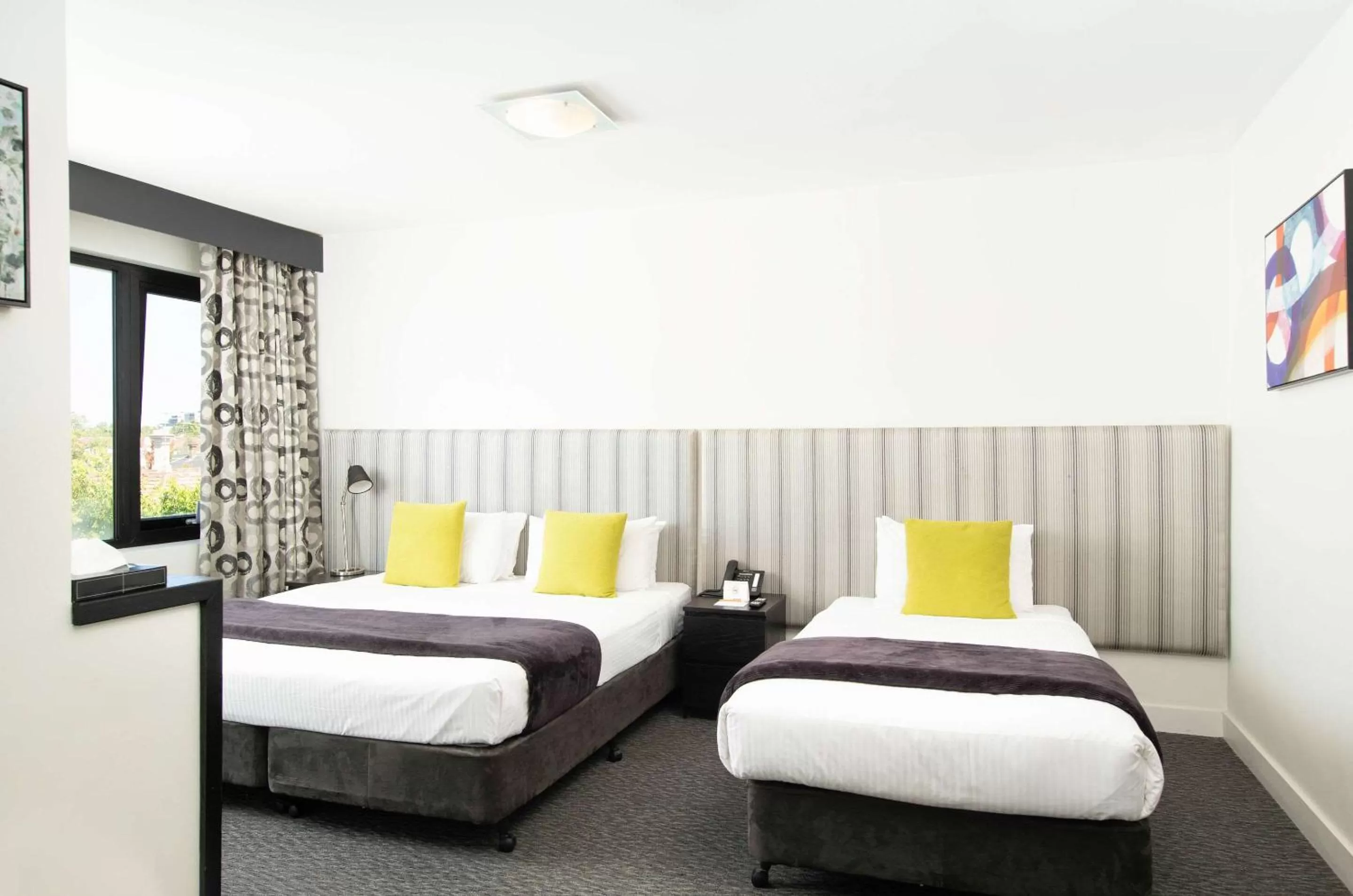 Superior King Suite with Single Bed in Comfort Hotel East Melbourne