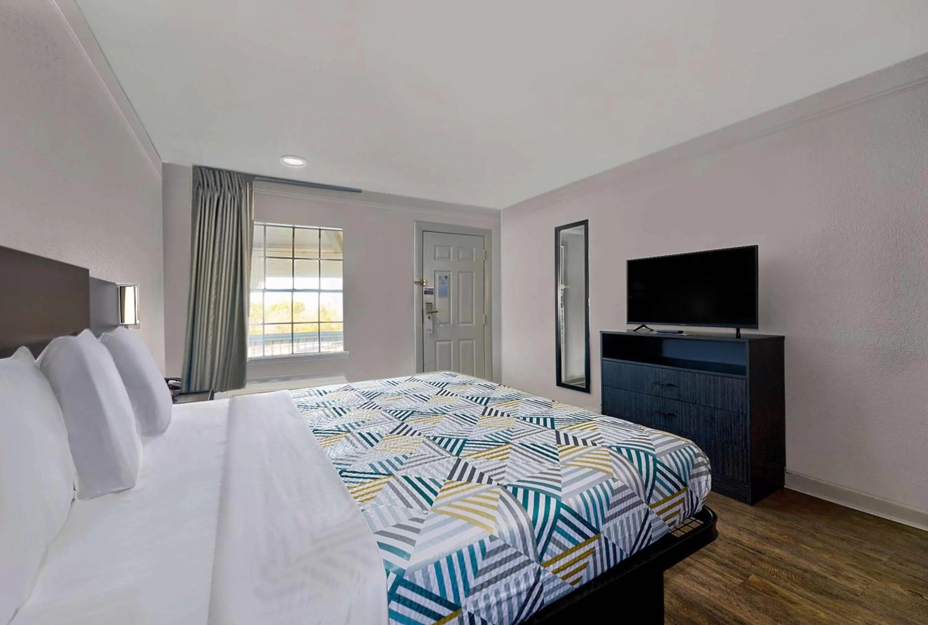 King Room - single occupancy - Non-Smoking in Studio 6-Denton, TX - UNT