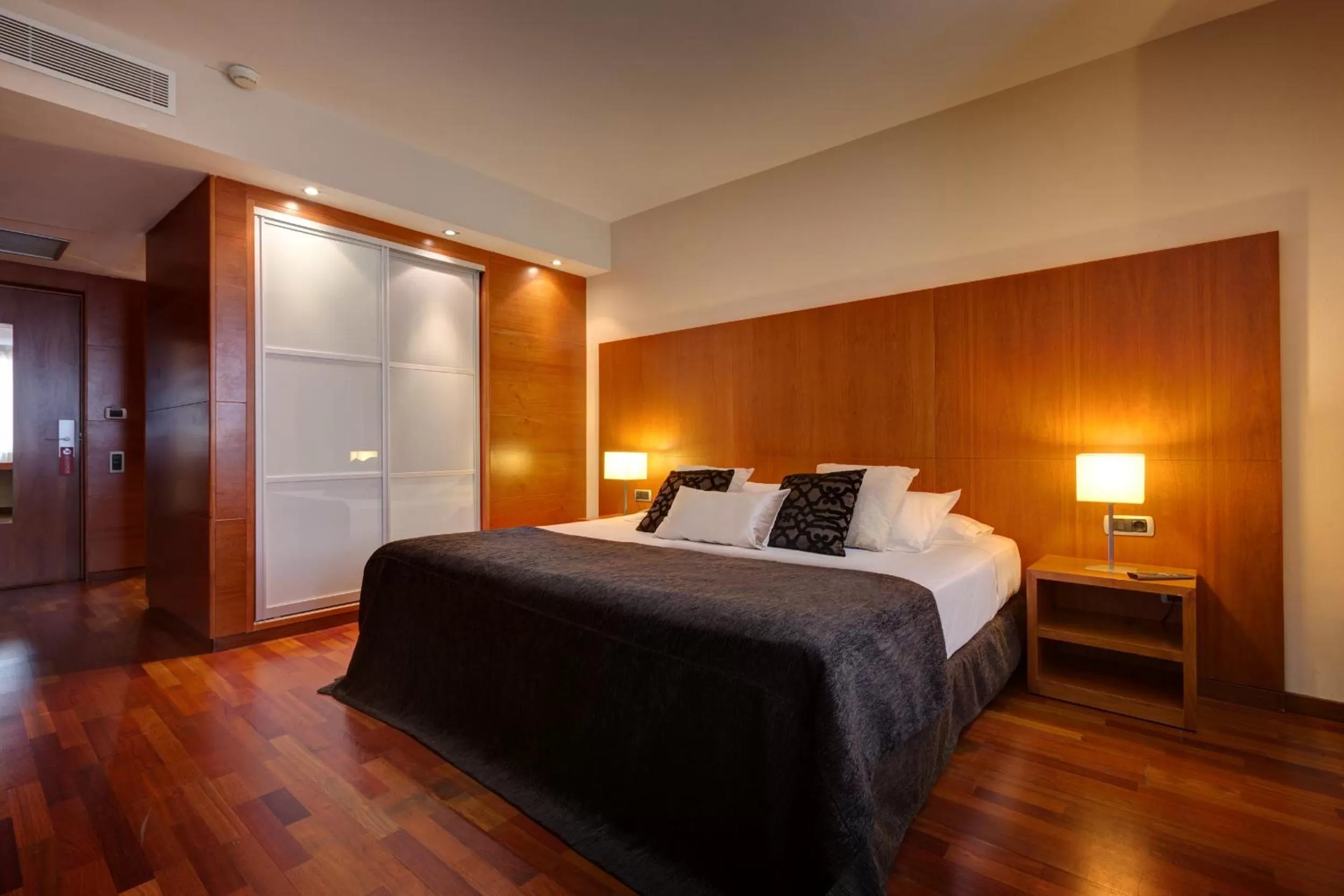 Superior Deluxe Double or Twin Room with Spa Access in Acevi Villarroel