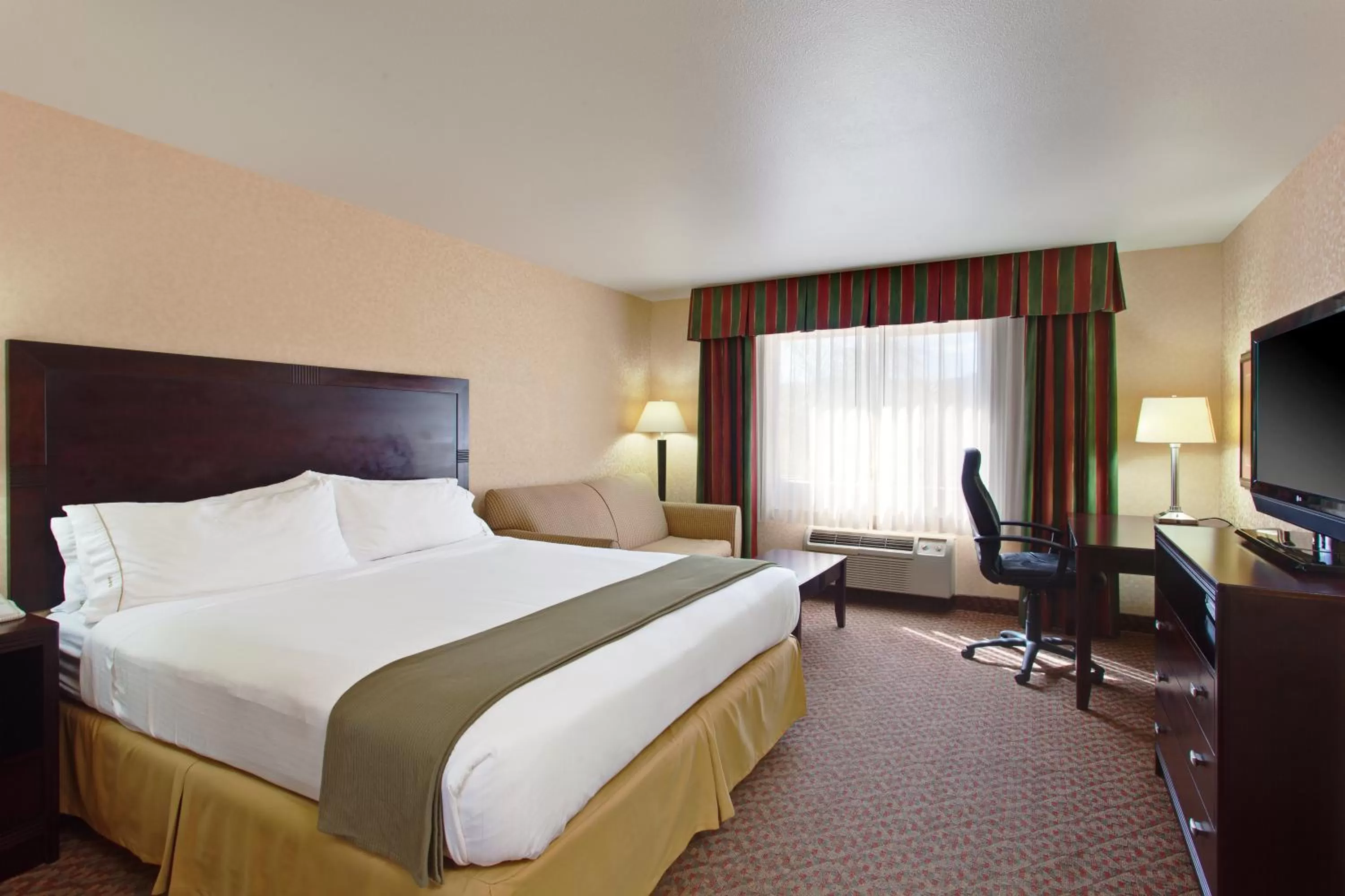 Standard King Room with Sofa Bed in Holiday Inn Express Temecula by IHG