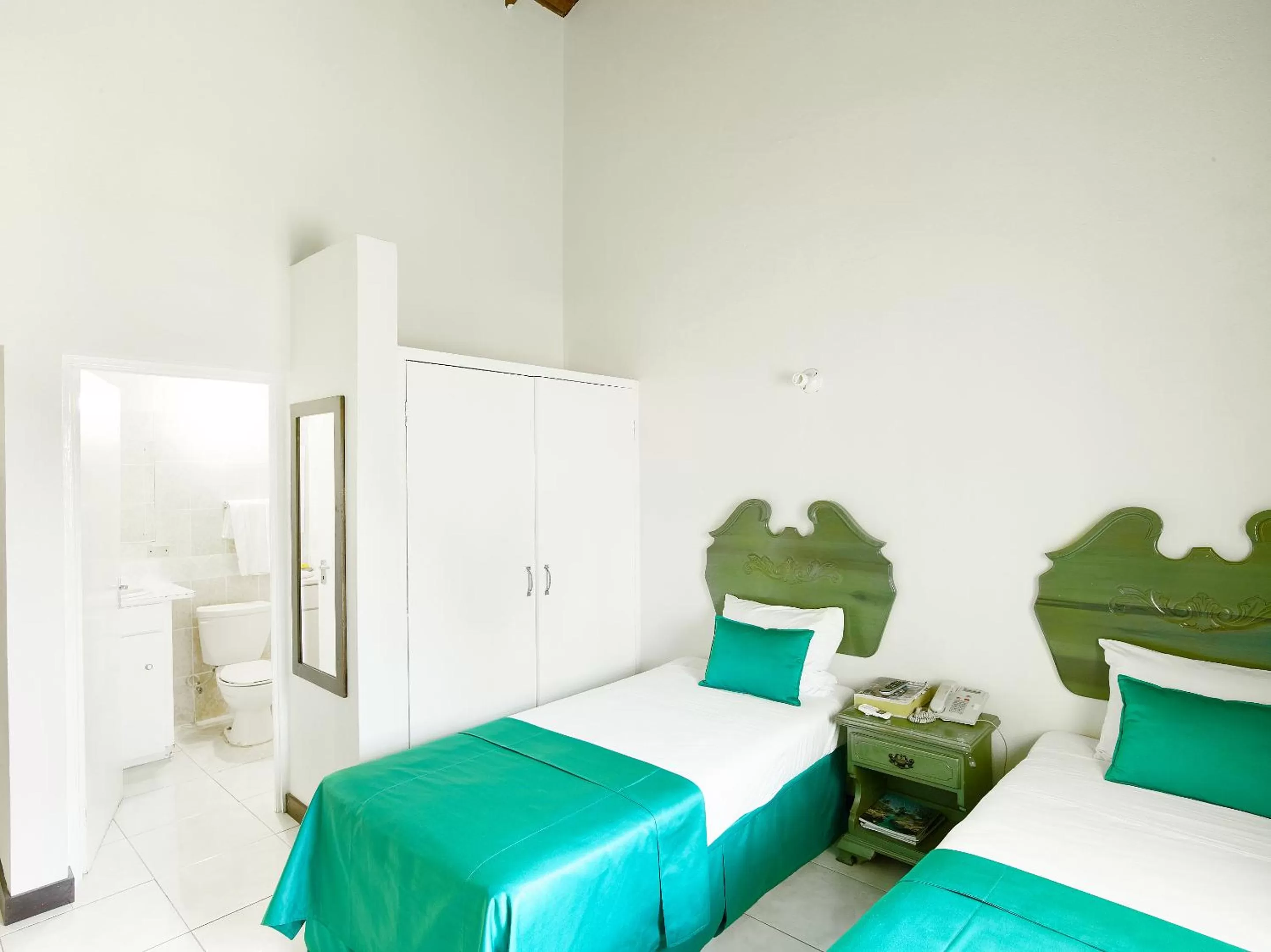 Large Twin Room in Shirley Retreat