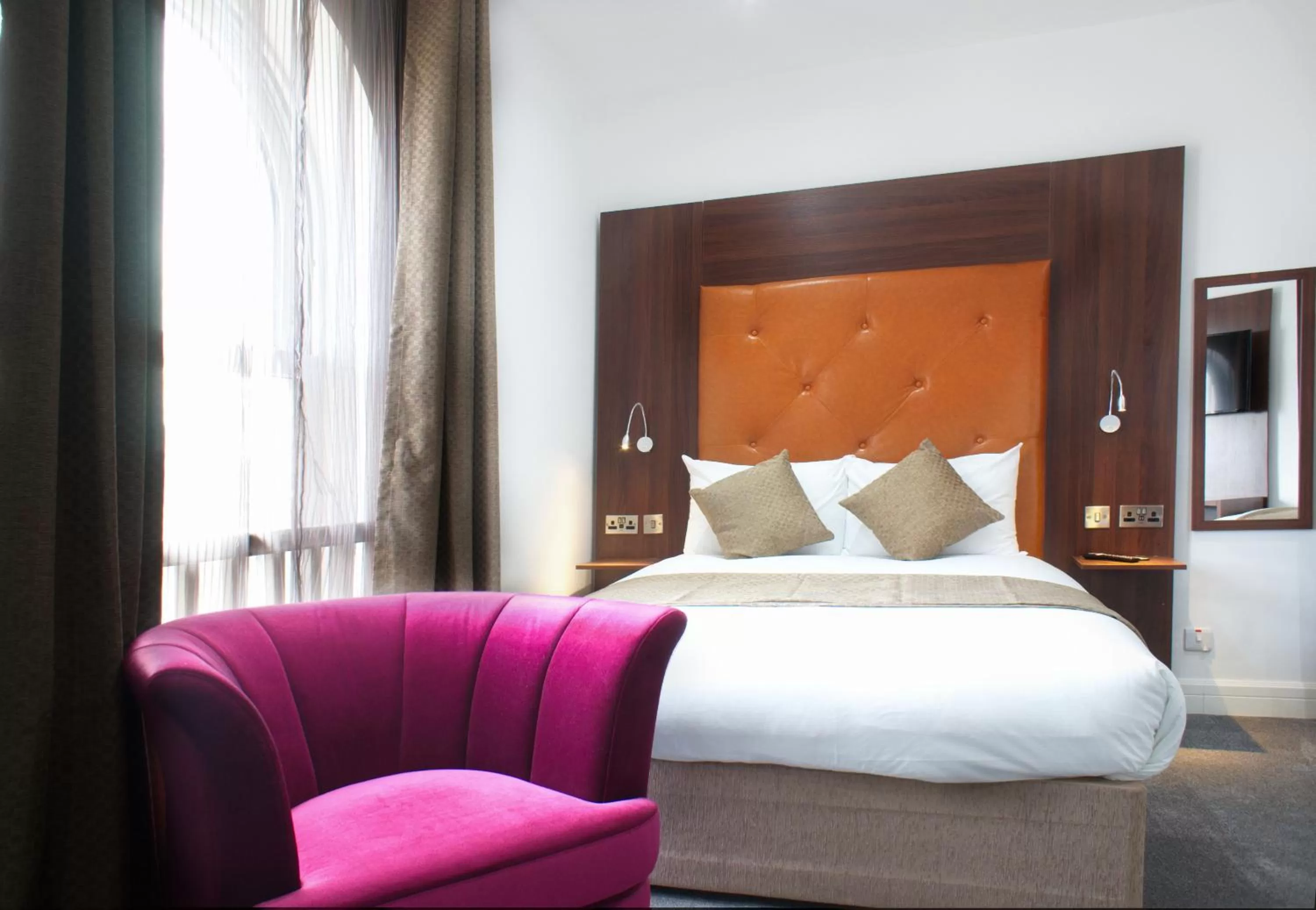 Standard King Room in Trivelles Rochester Hotel