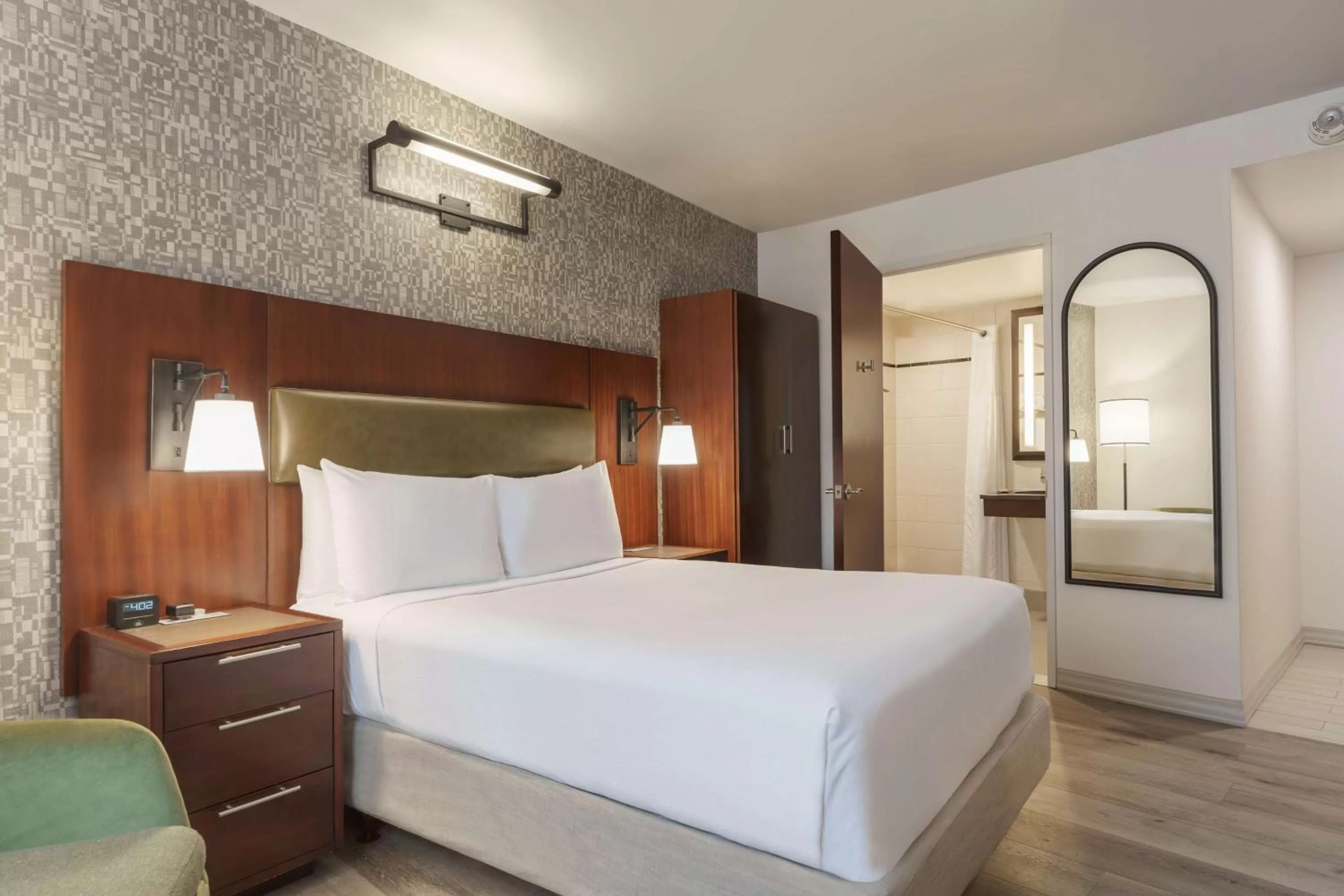 Double Room with Roll in Shower - Hearing Accessible  in DoubleTree by Hilton New York Downtown