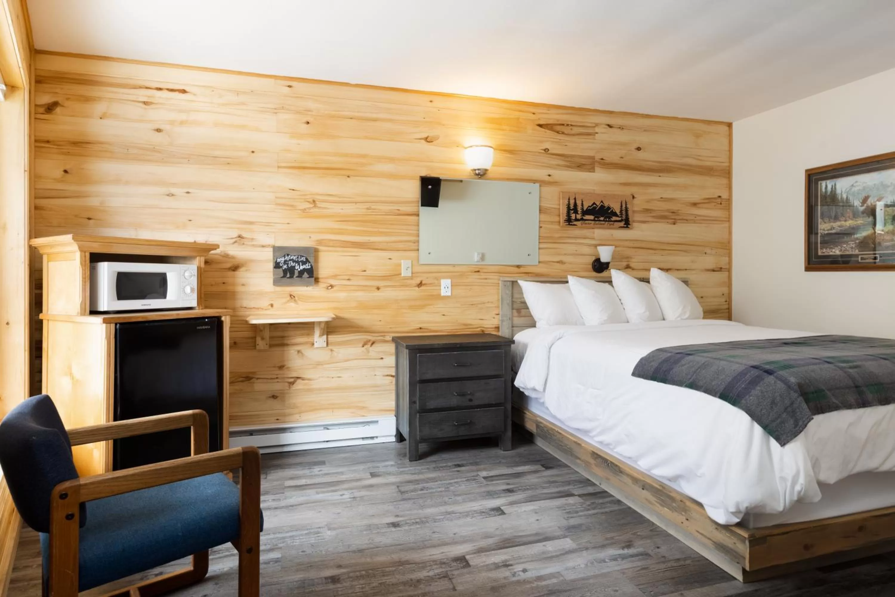 Triple Room with Bathroom in Beargrass Lodging & RV Resort