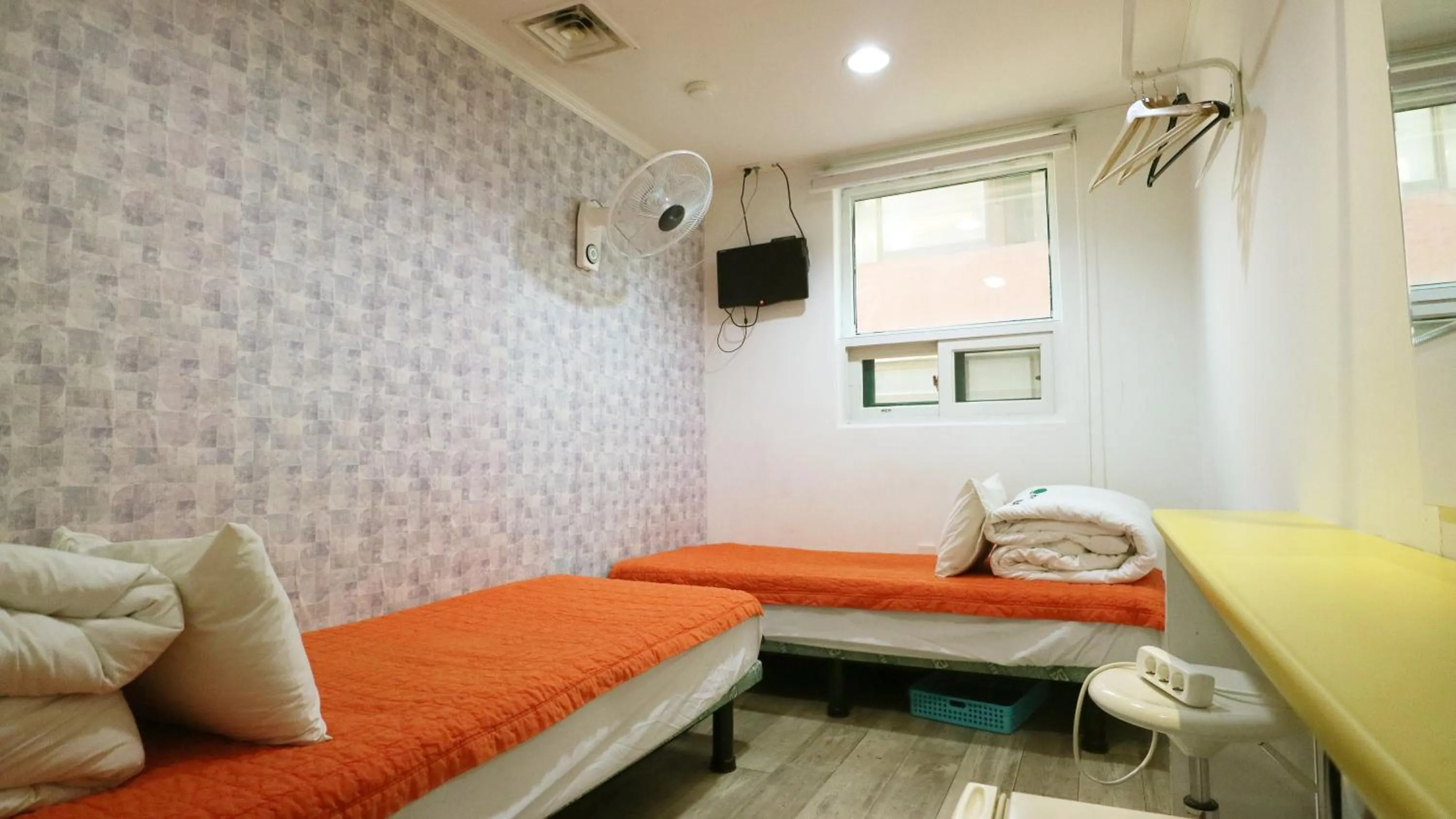 Twin Room with Shared Bathroom in Hostel Korea - Original