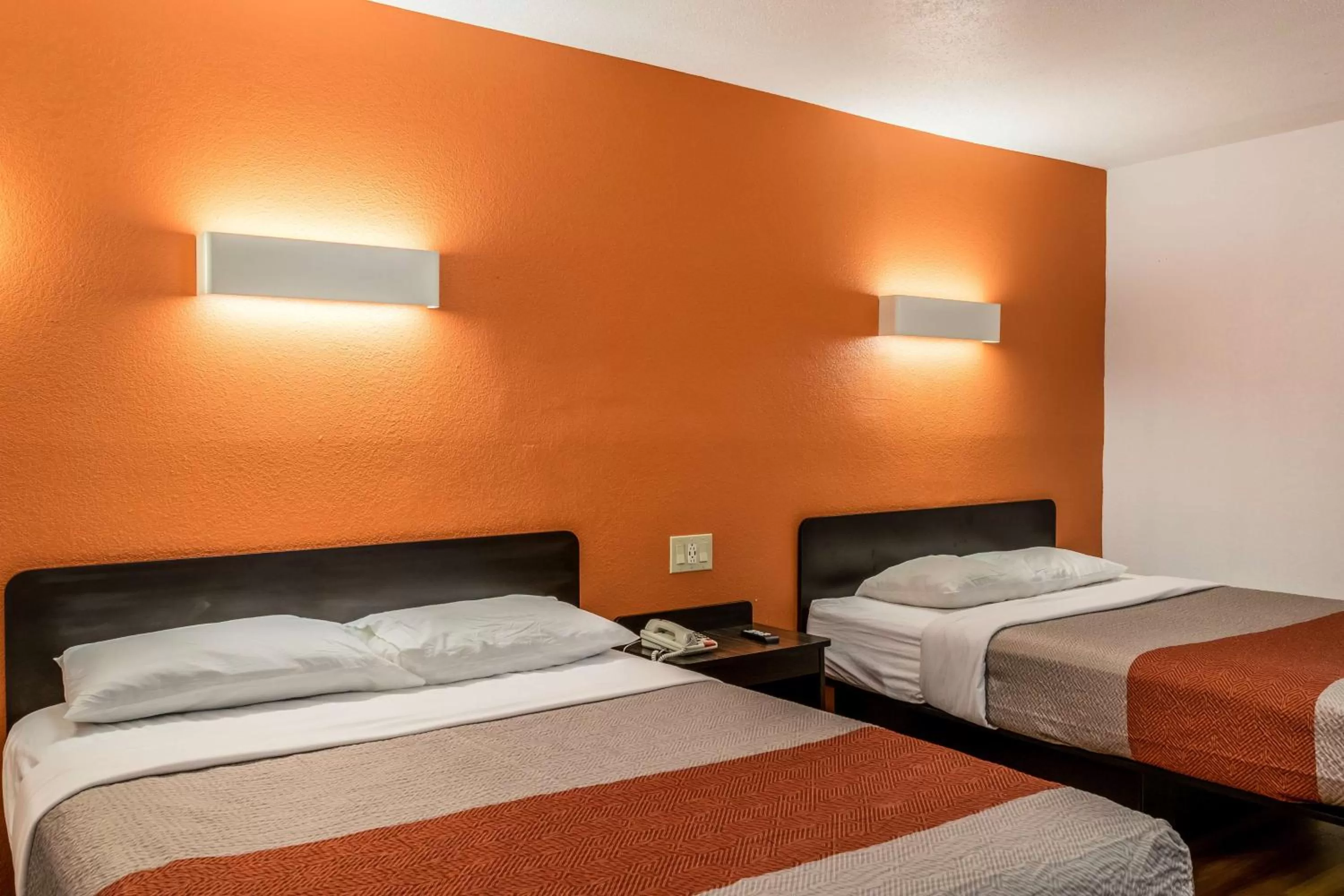 Queen Room with Two Queen Beds - Smoking in Motel 6 Florence, KY - Cincinnati Airport