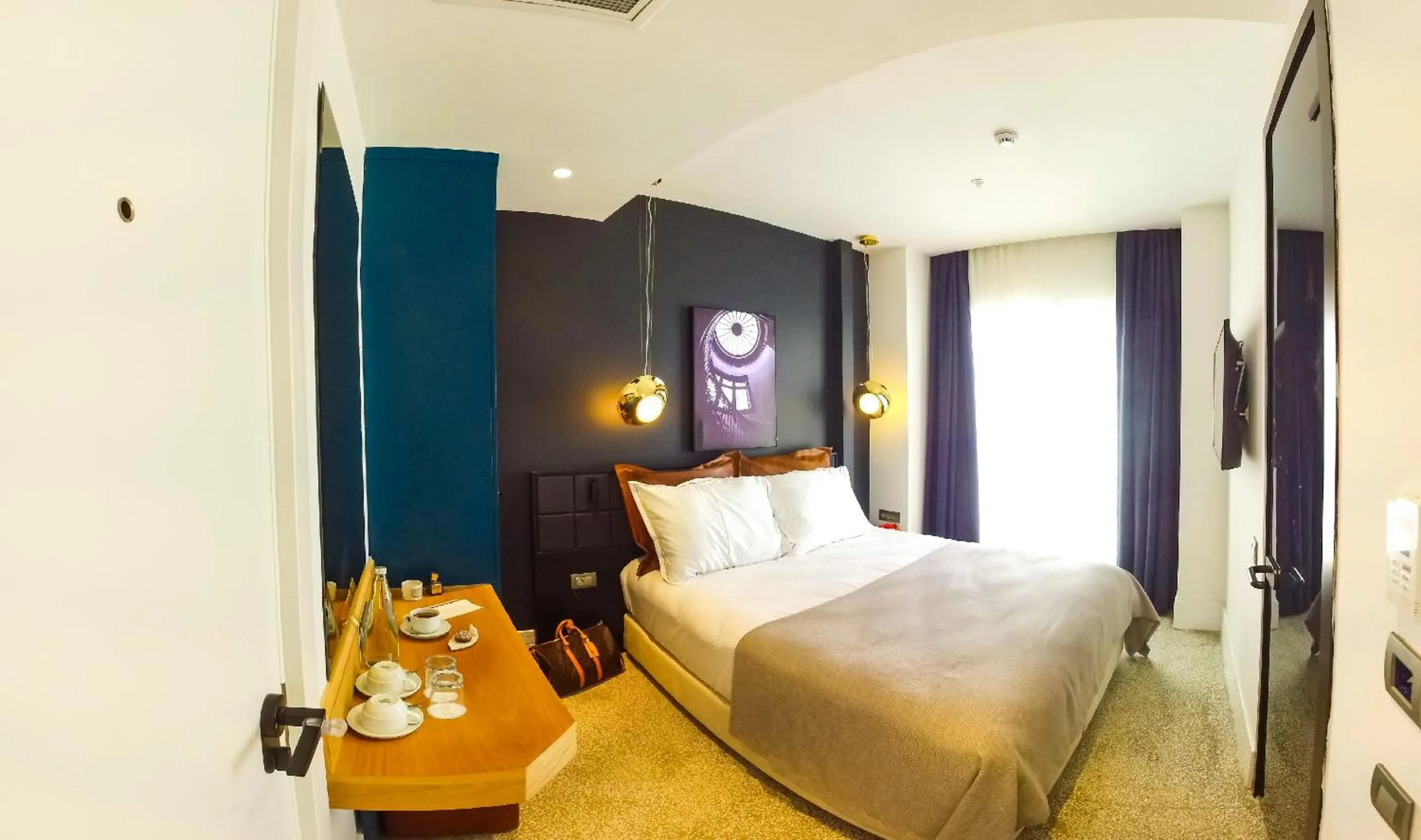 Double Room in Maroon Tomtom