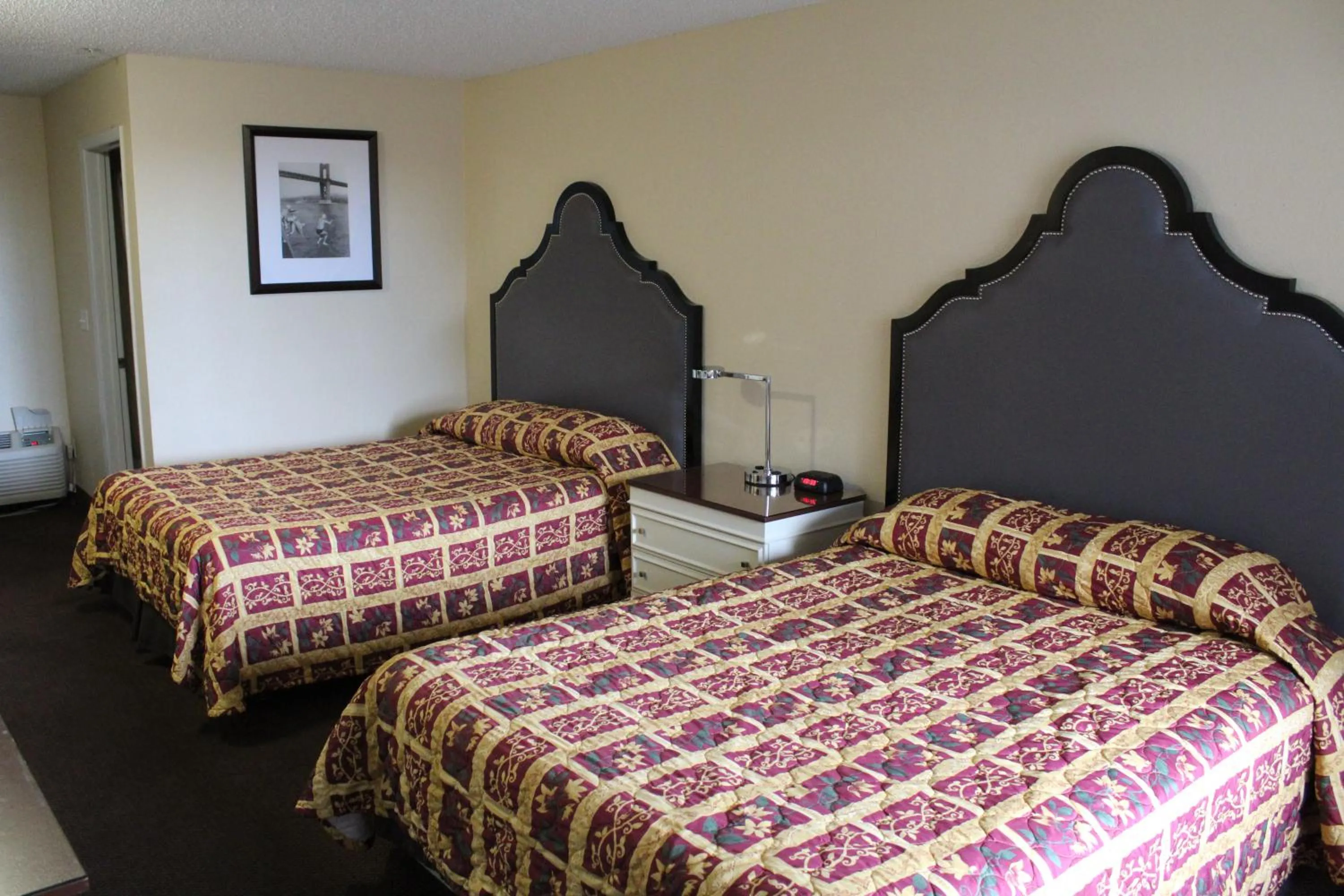 Queen Room with Two Queen Beds - Non-Smoking in Knights Inn Pasco