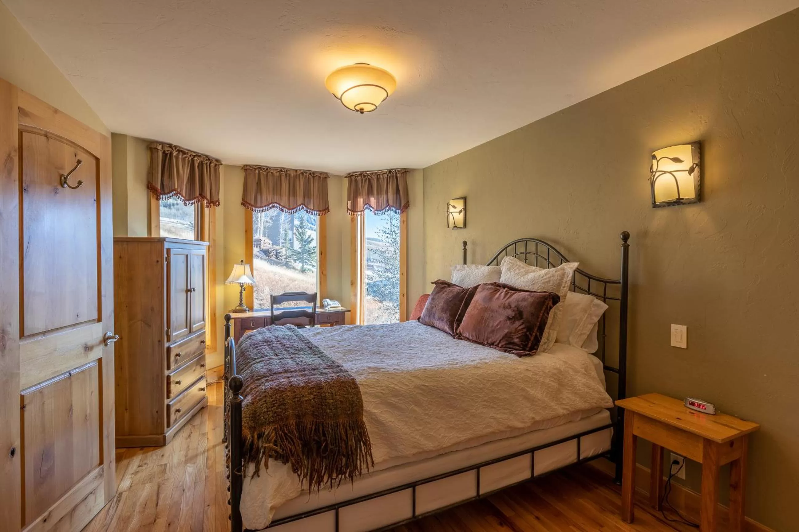 Queen Suite in Nordic Inn