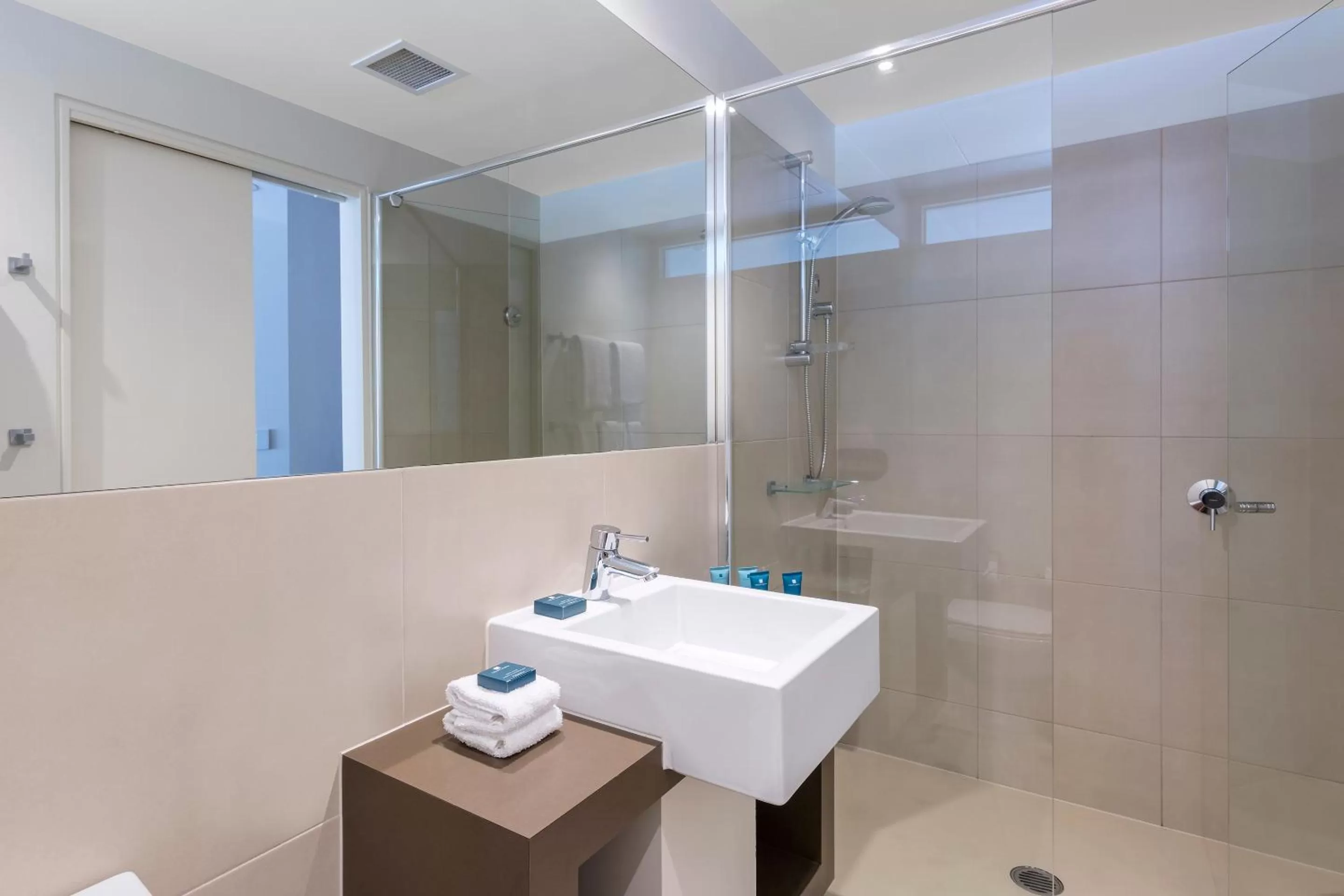 Twin Room with Pool View in Wyndham Resort Torquay