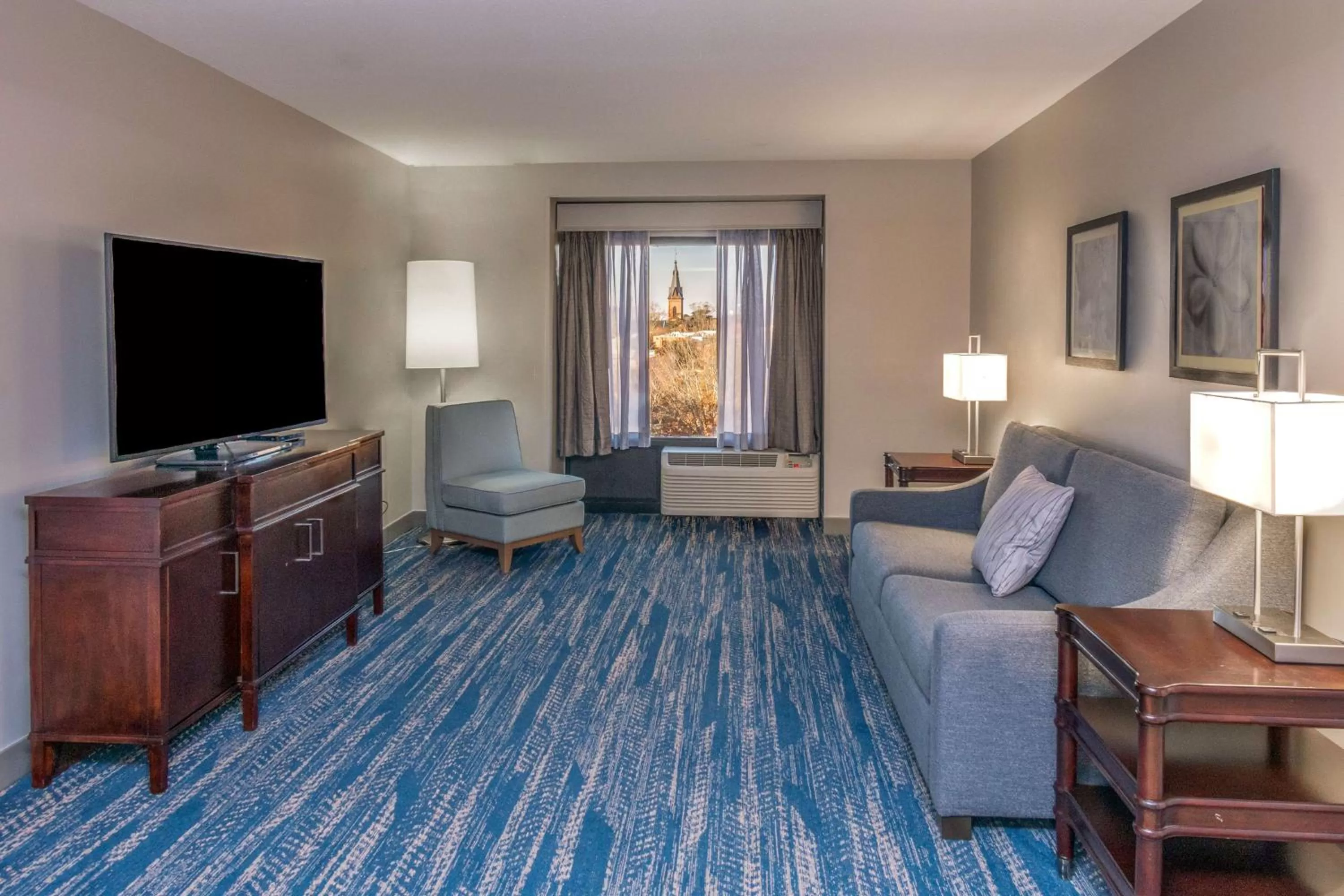 One-Bedroom King Suite with River View in DoubleTree by Hilton New Bern - Riverfront
