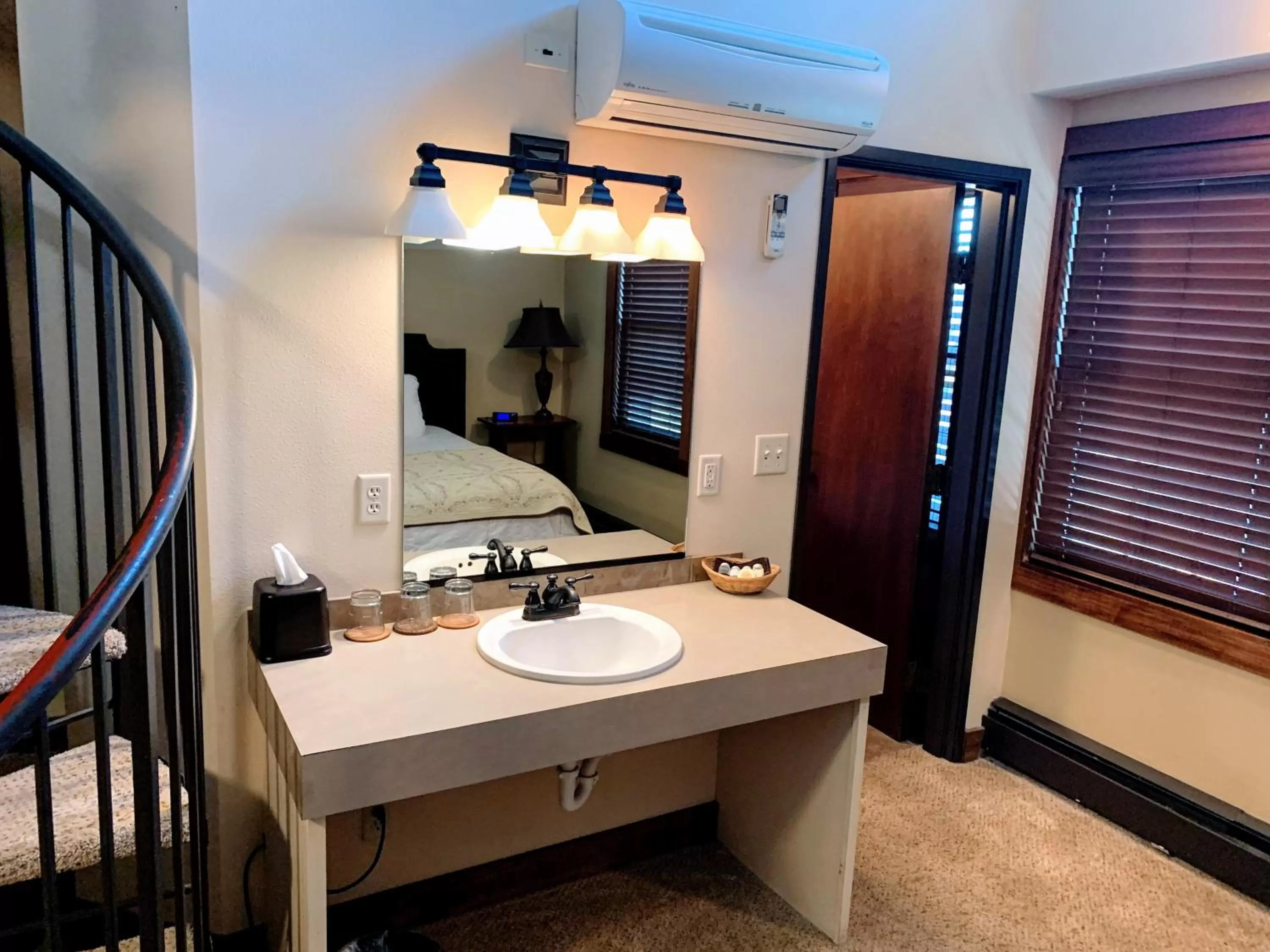 Deluxe King Suite in Iowa House Historic Inn