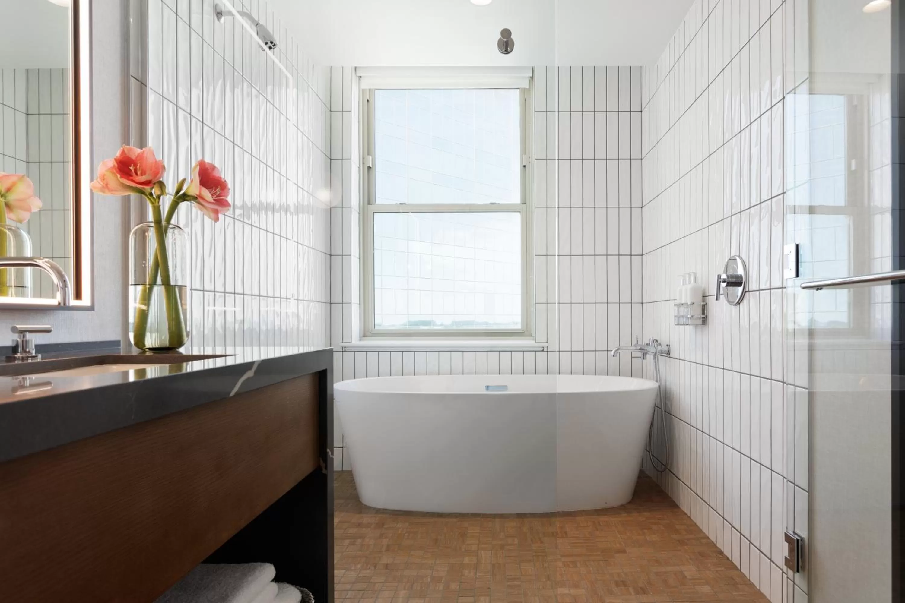 Queen Room with Accessible Roll-in Shower - Nonsmoking in Kimpton - Harper Hotel by IHG