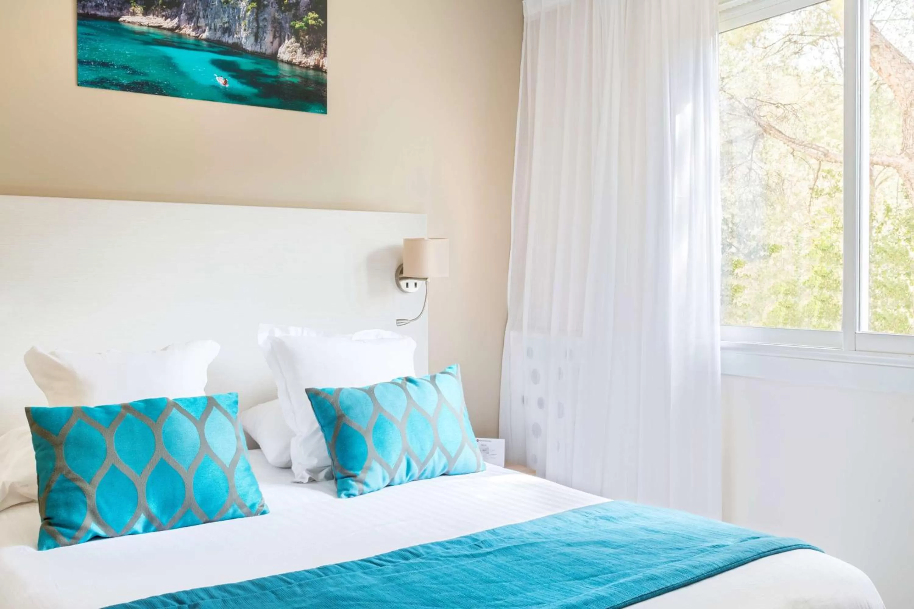 Classic Queen Room - Non-Smoking in Best Western Plus Hôtel la Rade