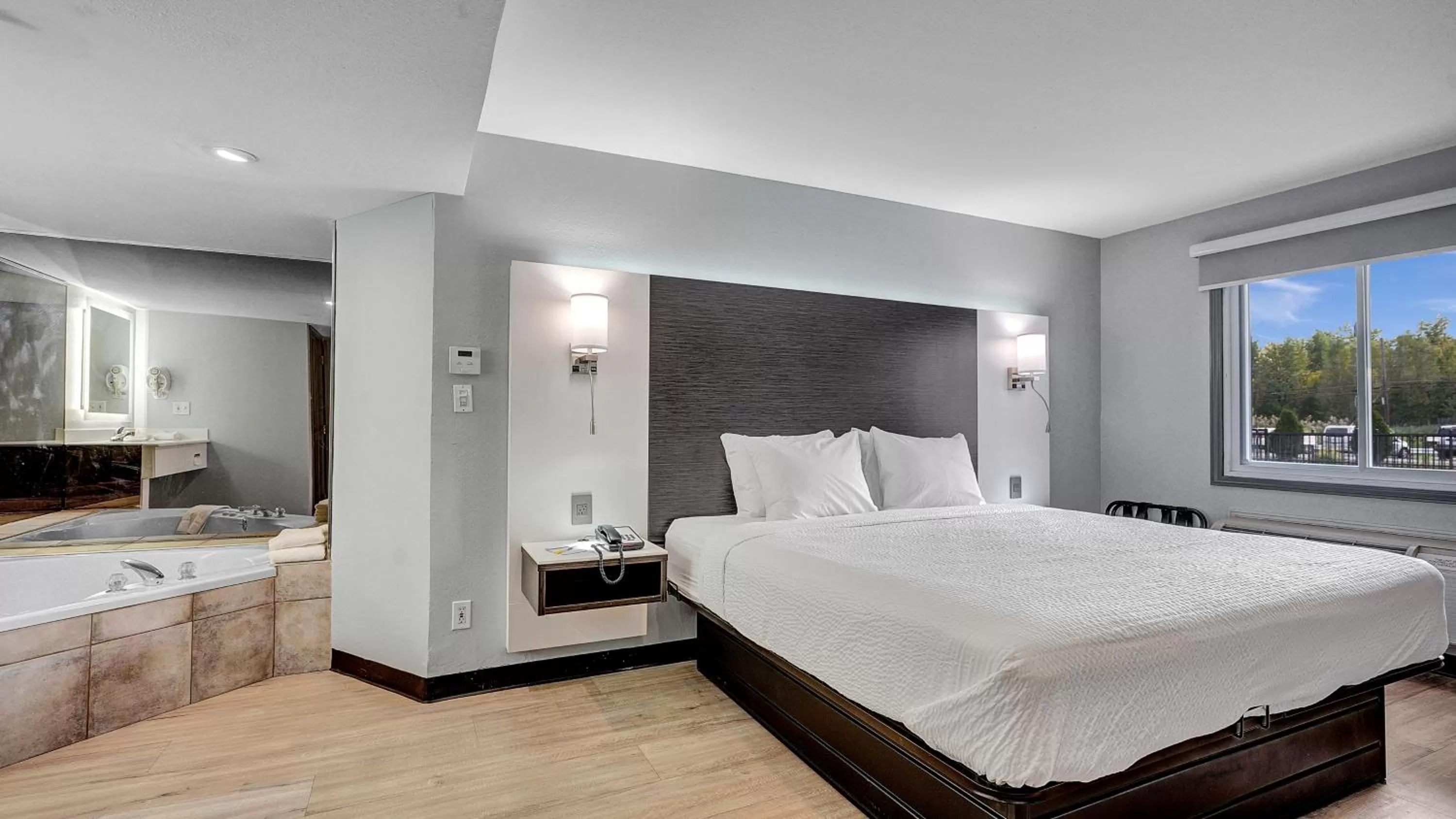 Deluxe King Suite - Non-Smoking in Days Inn & Suites by Wyndham Niagara Falls/Buffalo