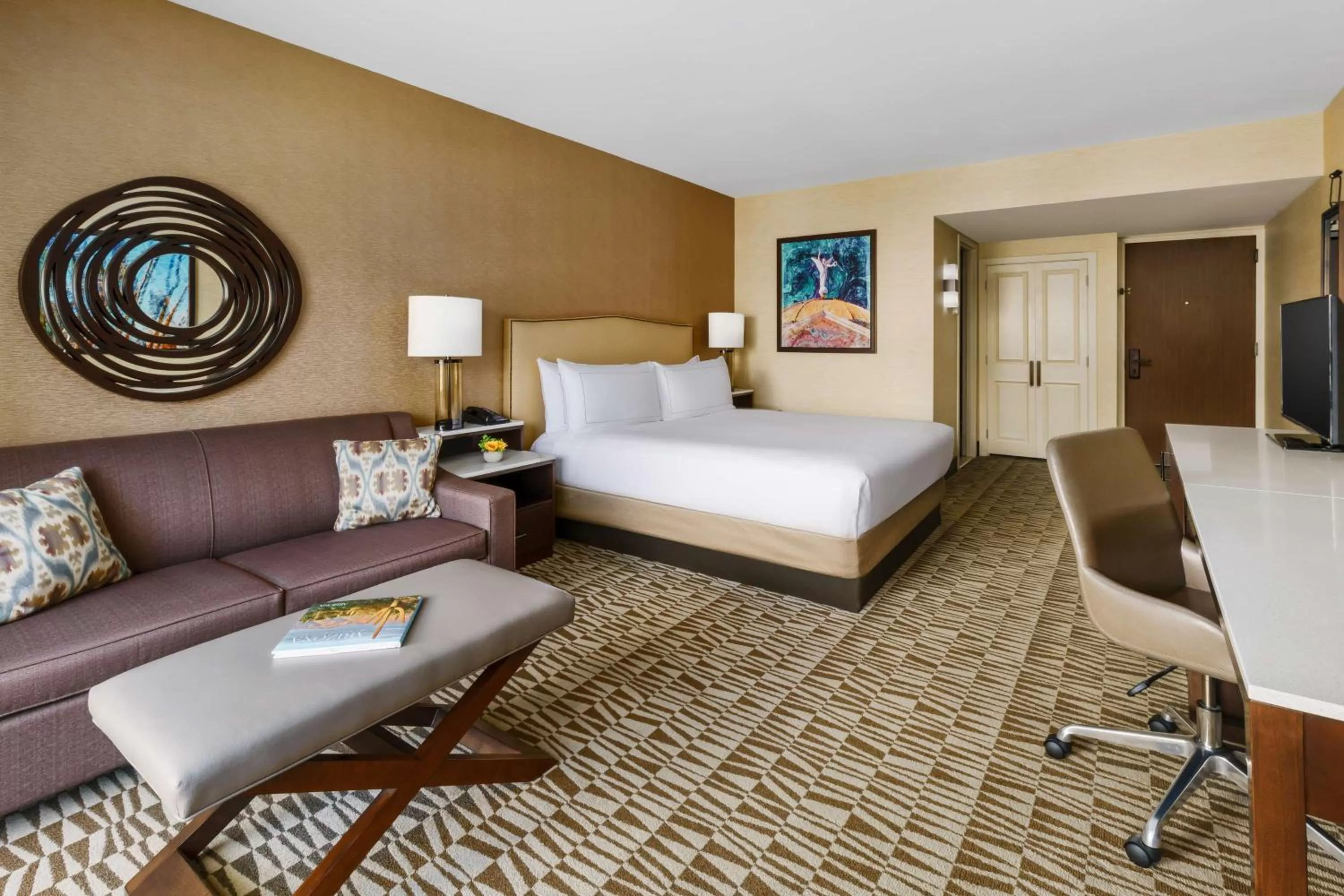 King Room with Pool View and Patio in Hilton Phoenix Airport