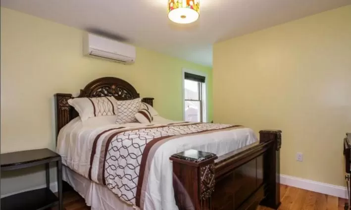 Deluxe Queen Suite in Cold Spring Hotel