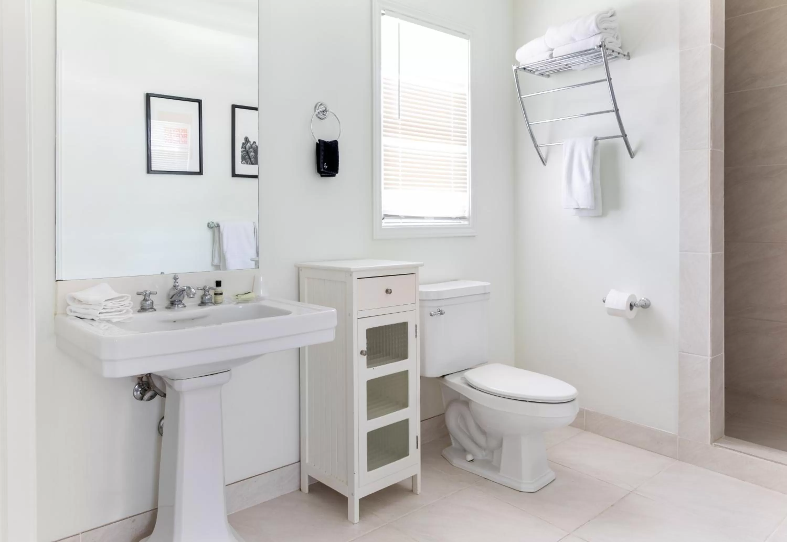 Superior Suite in Wimberley Inn & bar