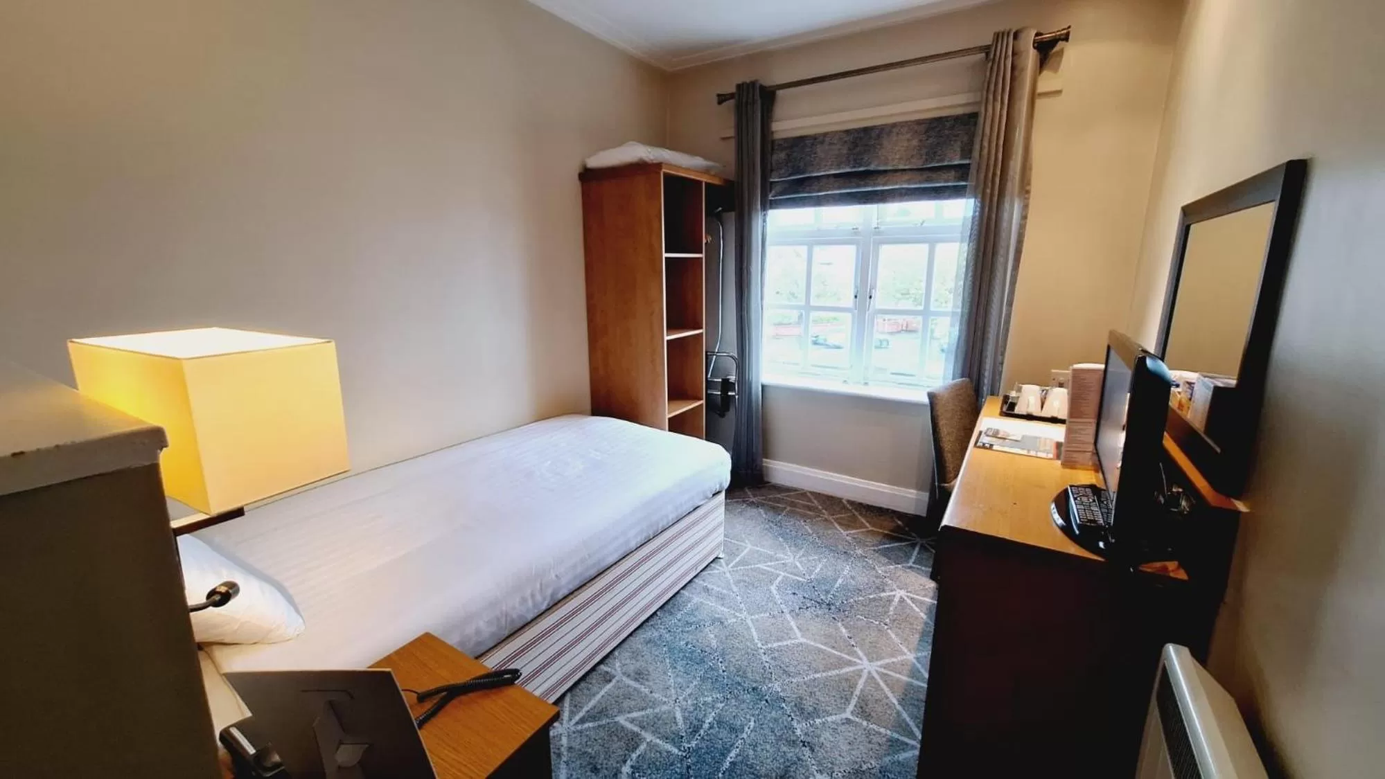 Single Room in The Brocket Arms Wetherspoon