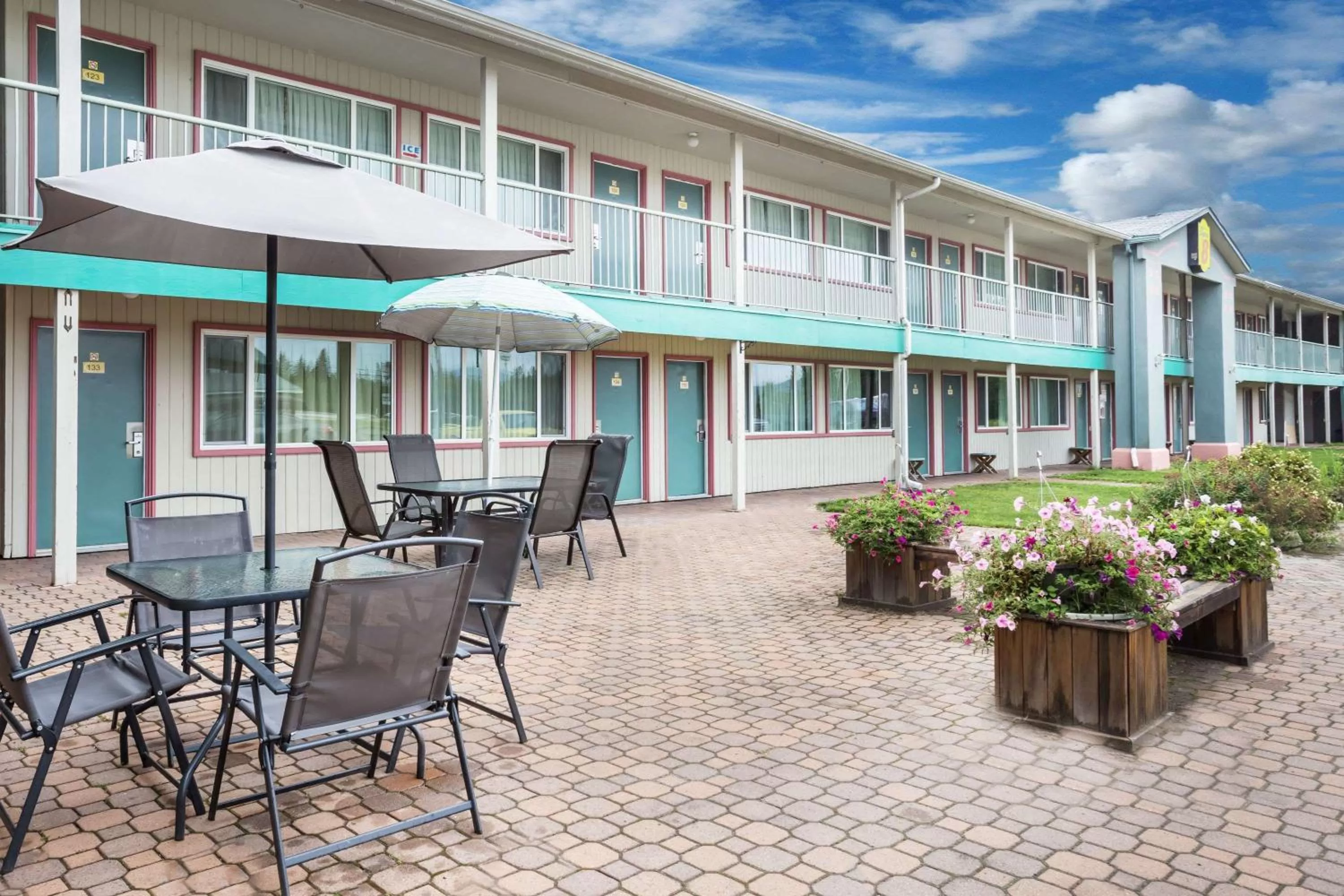 Property building in Super 8 by Wyndham Quesnel BC