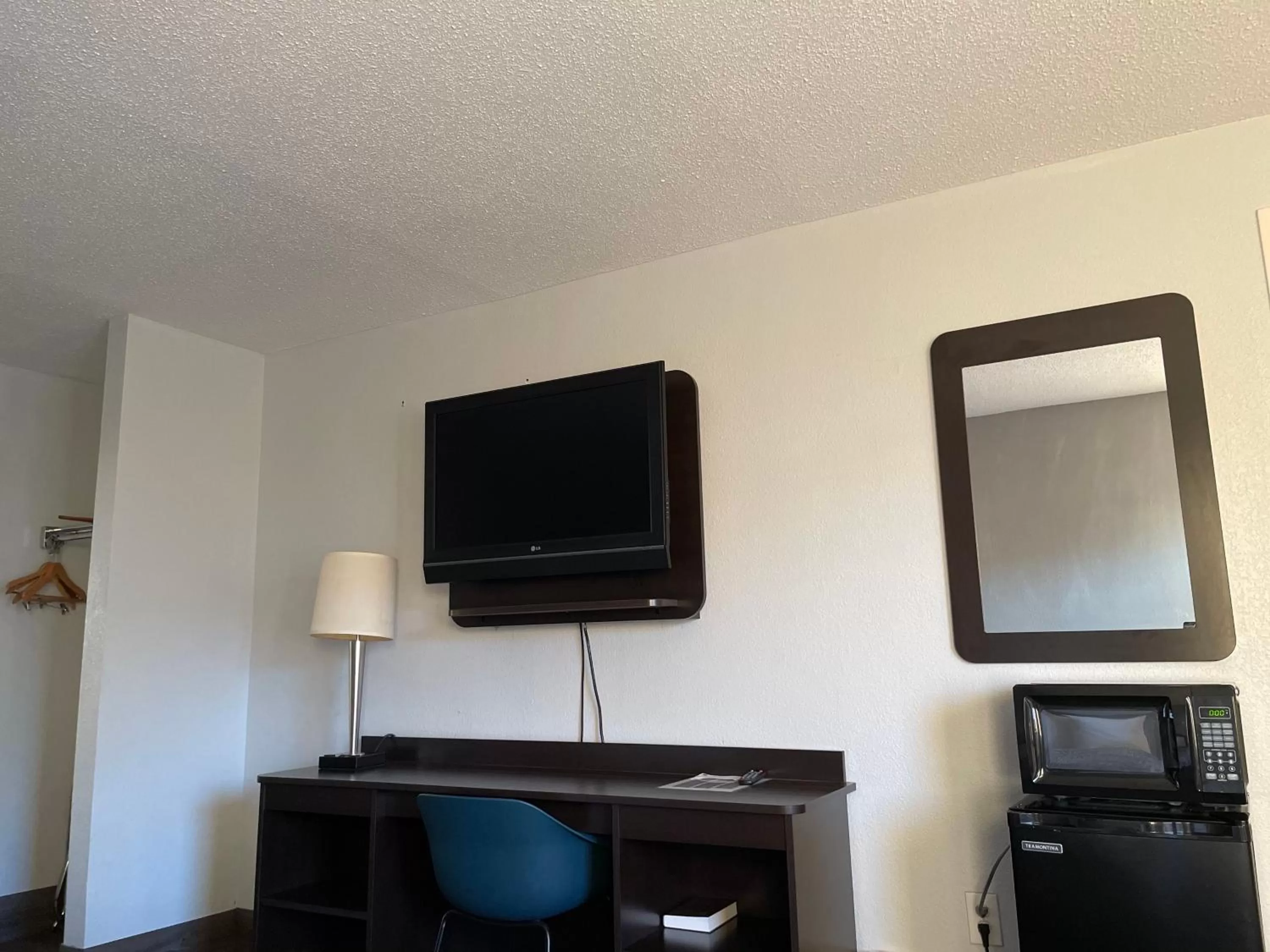Deluxe Quadruple Room - Non-Smoking in Motel 6 Birmingham, AL - Medical Center - Inverness Hwy 280